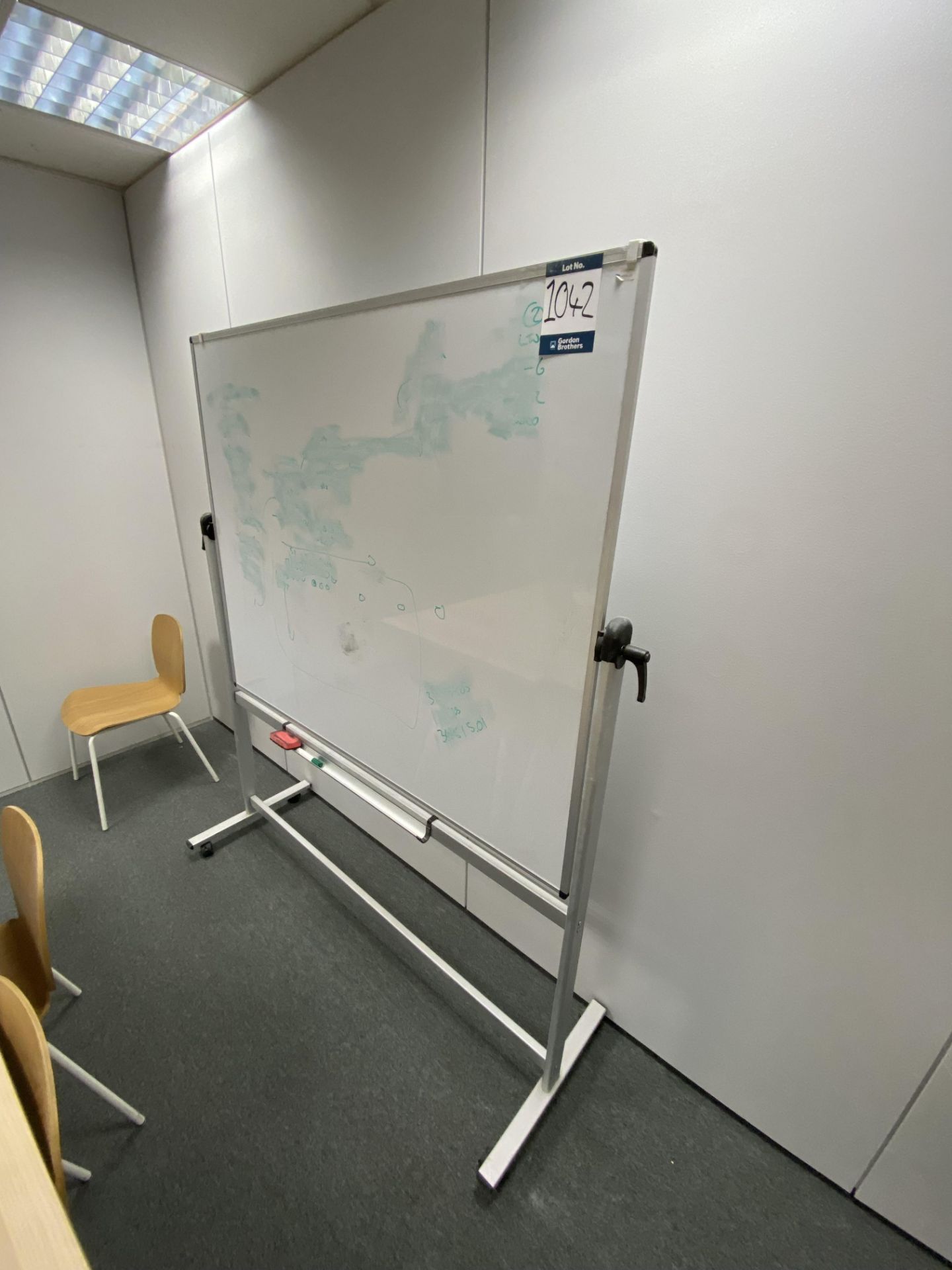 Lot comprisng: a freestanding whiteboard - Image 2 of 2