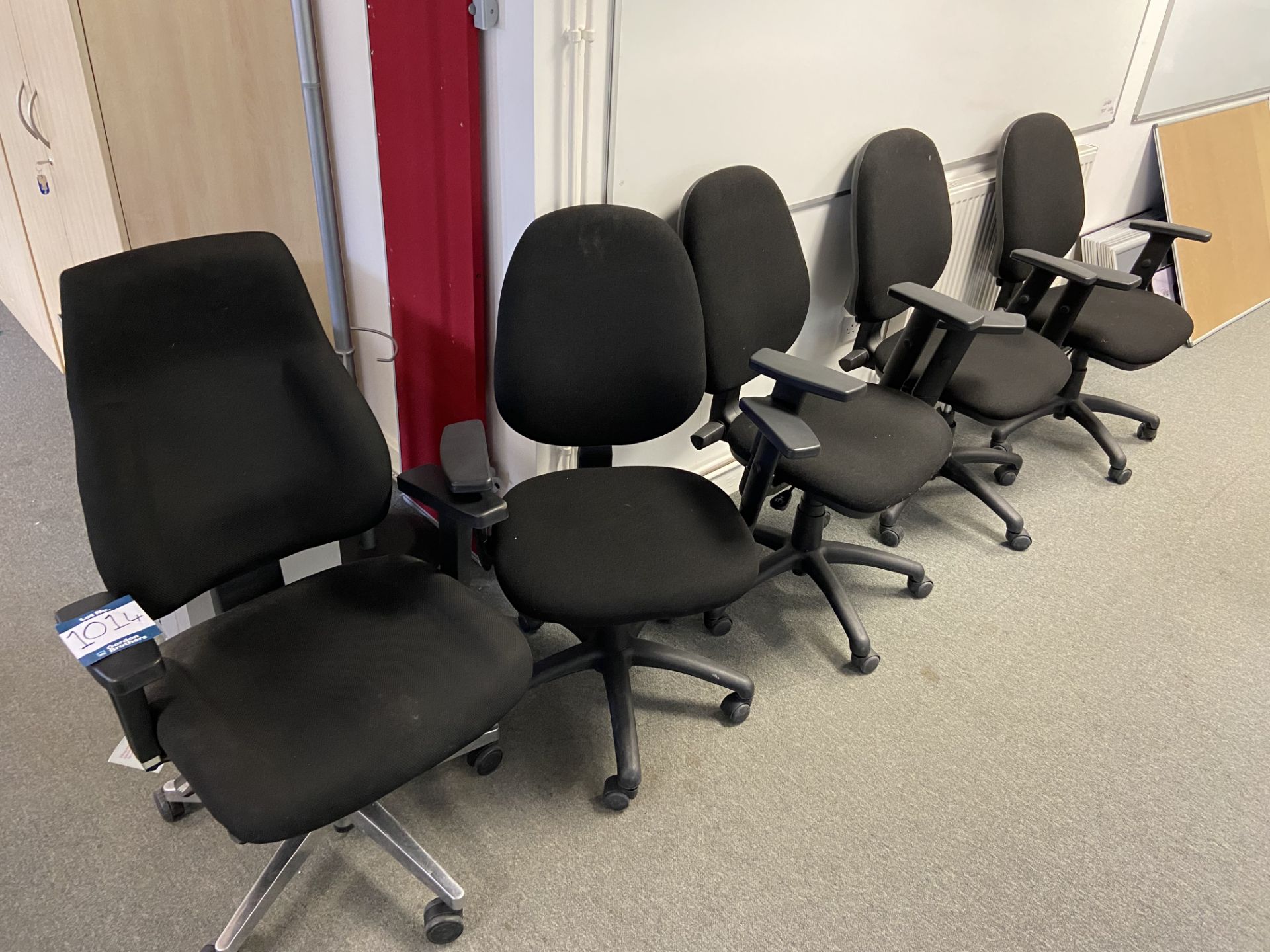 Lot comprisng: five office chairs