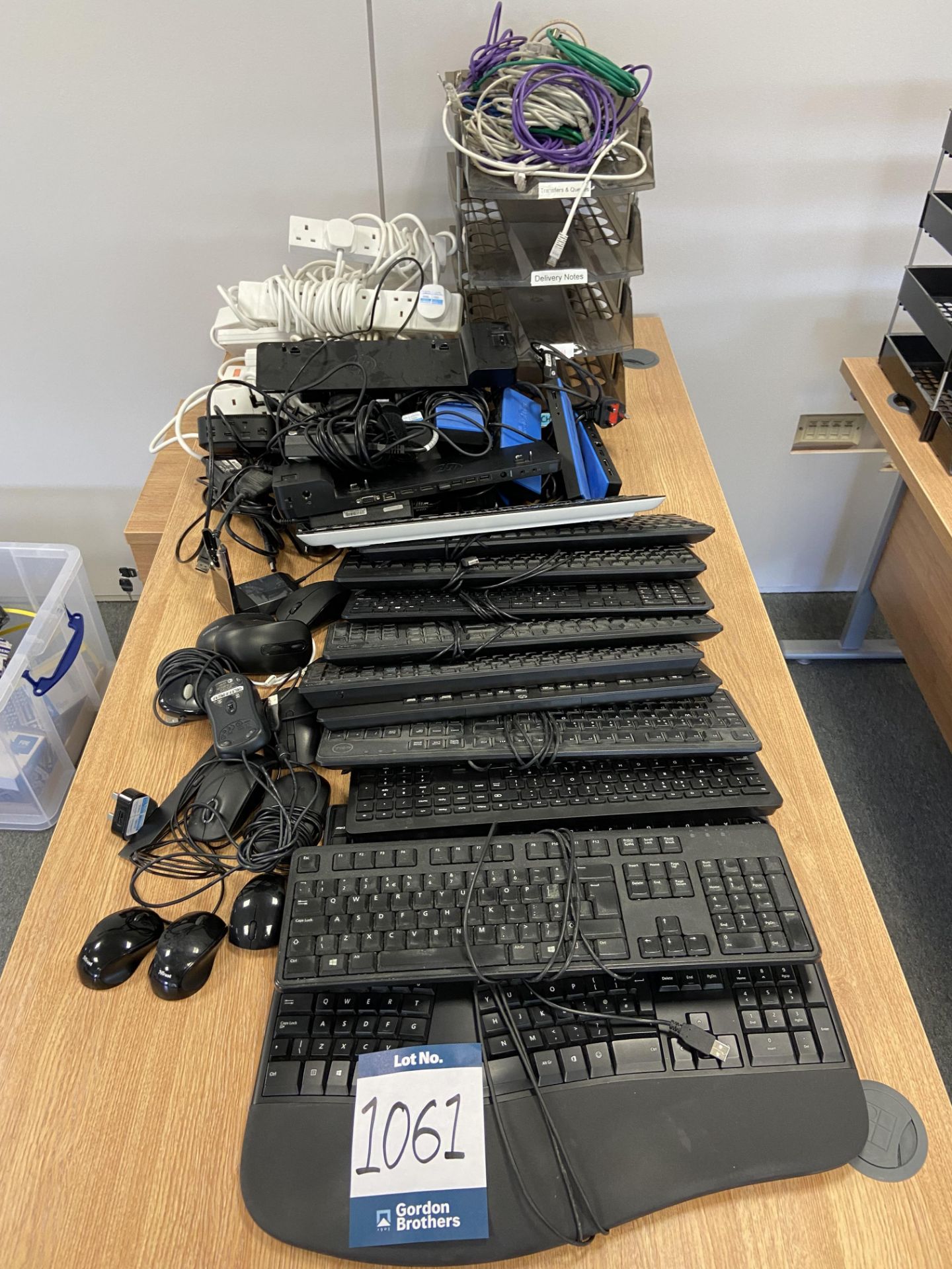 Lot comprisng: Various laptop chargers, phone chargers, docking stations, keyboards, mouses,