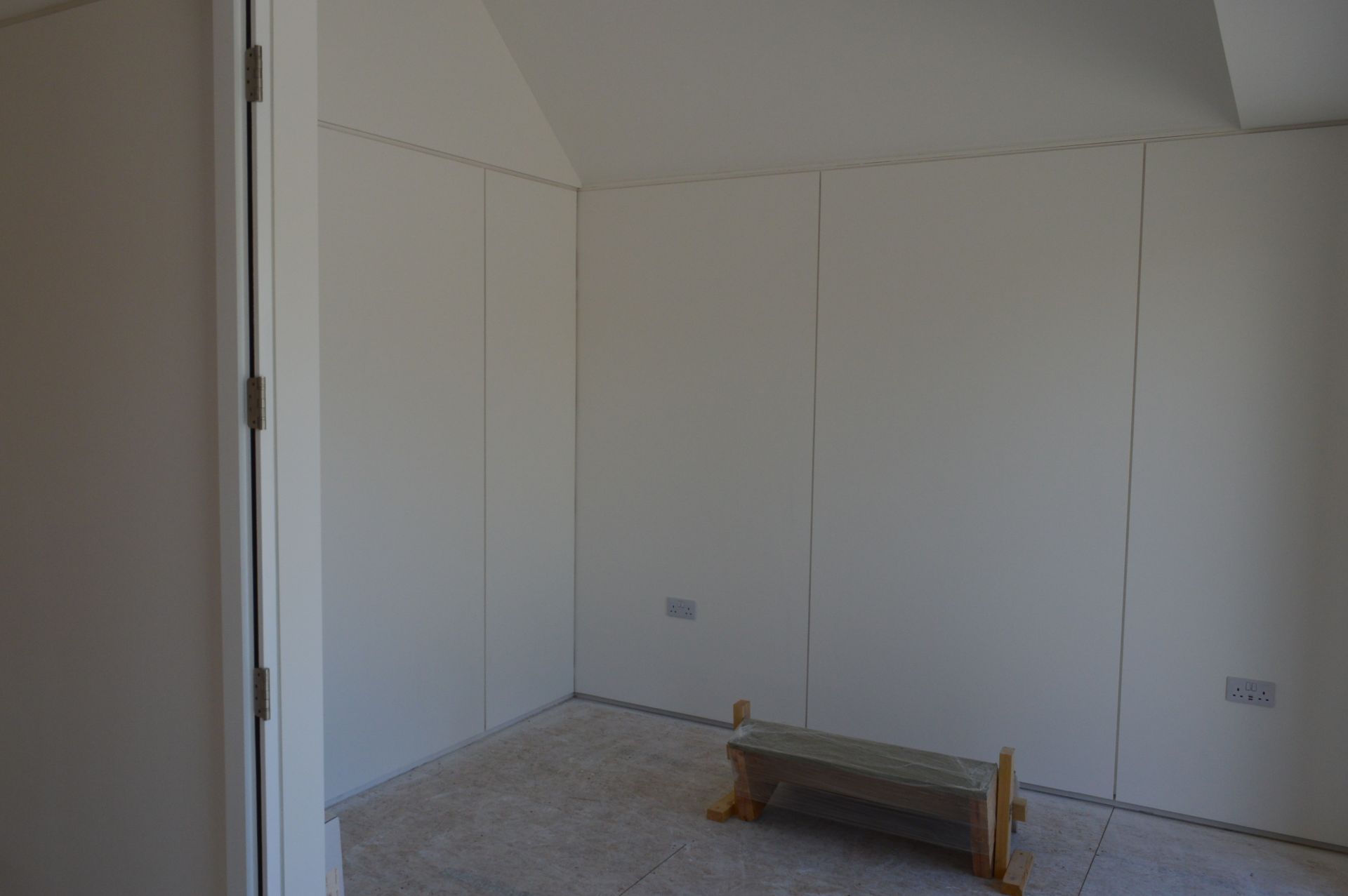 Housing pod with two bedrooms, fitted bathroom, water heater, heaters and balcony, approx. 10.7m x - Image 5 of 8