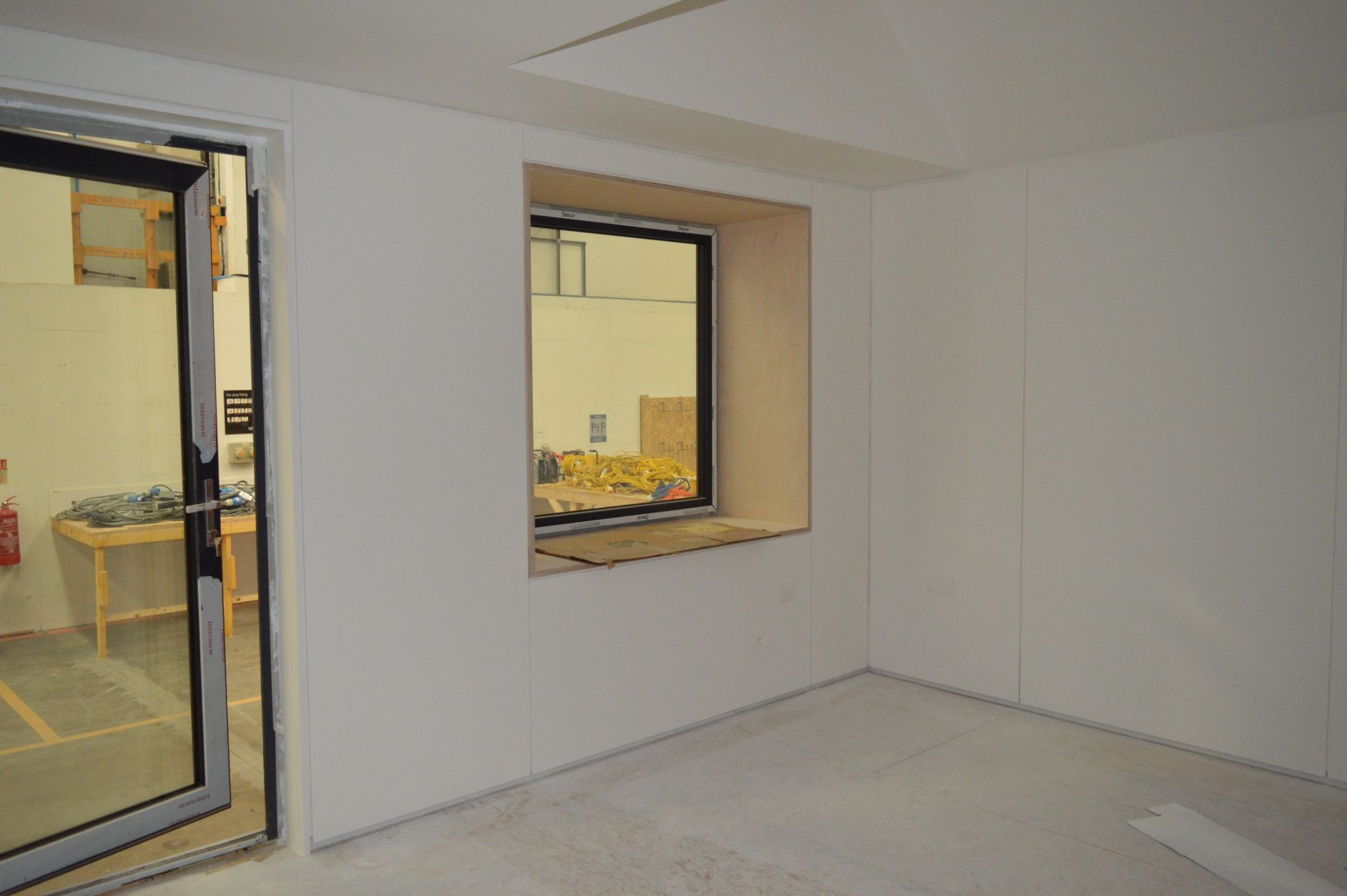 Housing pod with two bedrooms, fitted bathroom, water heater, approx. 10.7m x 5.0m x 3.3m high - Image 5 of 8