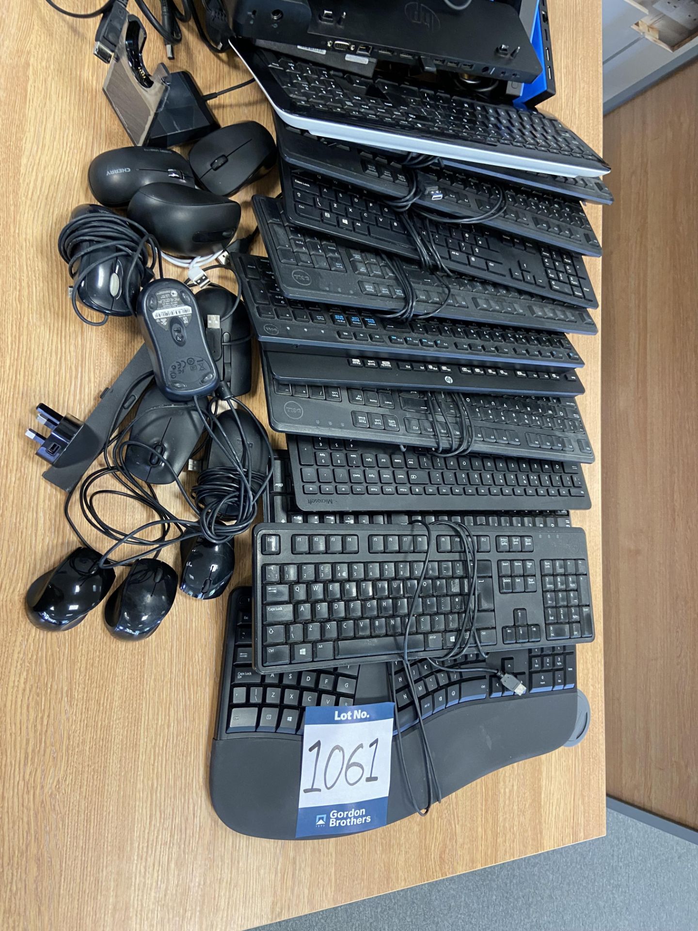 Lot comprisng: Various laptop chargers, phone chargers, docking stations, keyboards, mouses, - Image 5 of 5