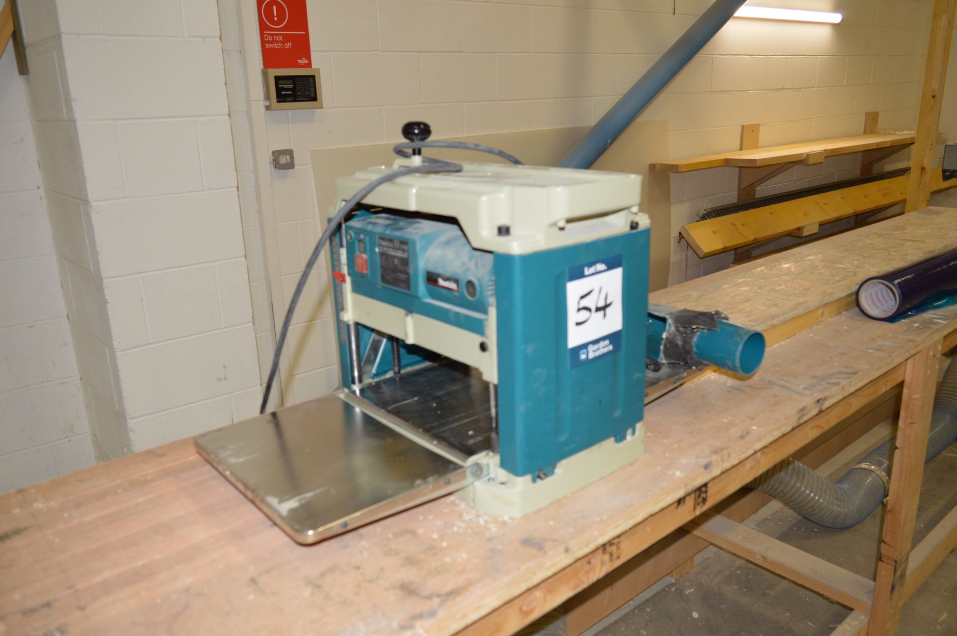 Makita, planer, Model 2012NB, DOM: 2018, Serial No. 175147K, 110v with timber bench