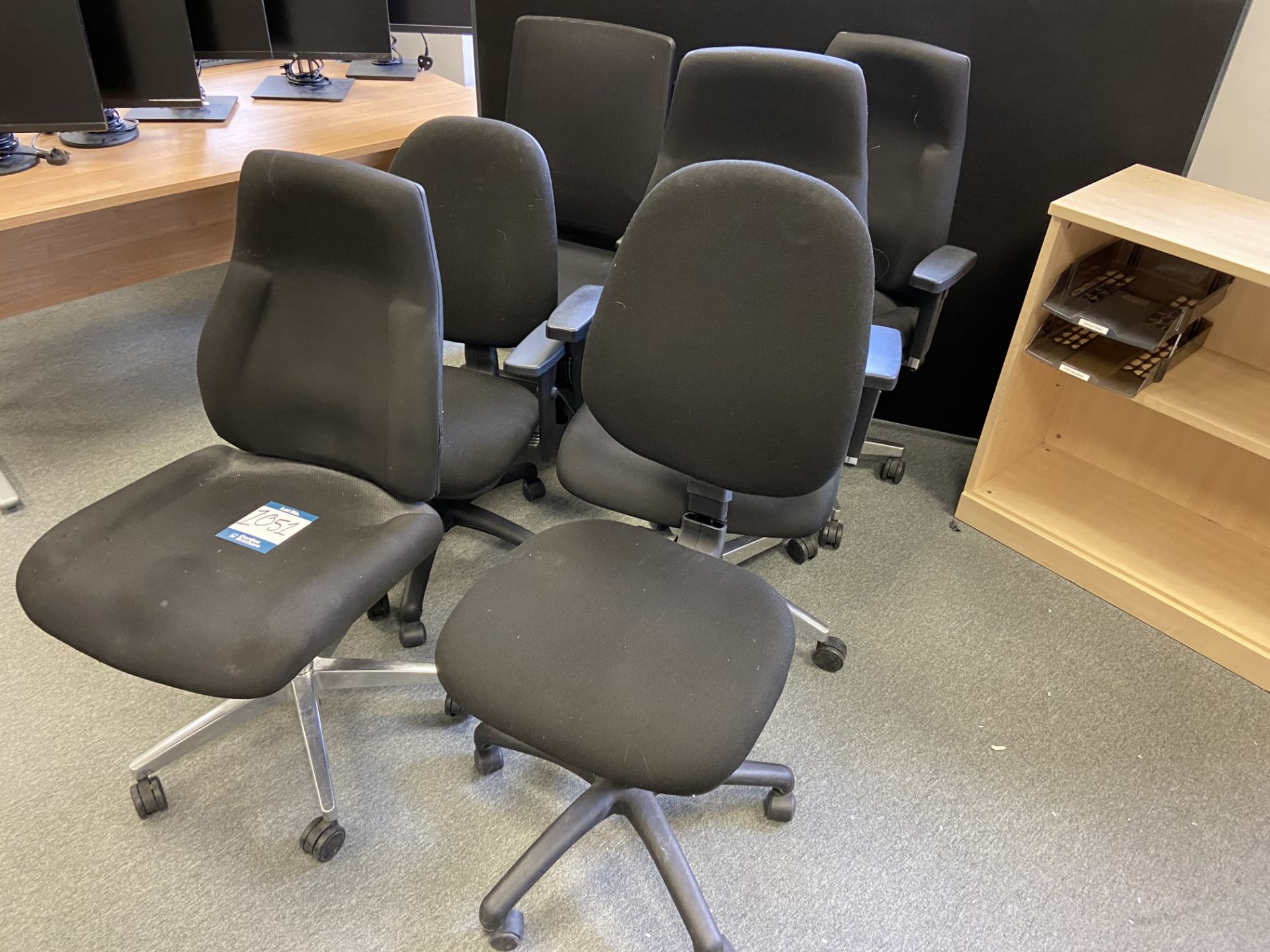 Lot comprisng: six office chairs