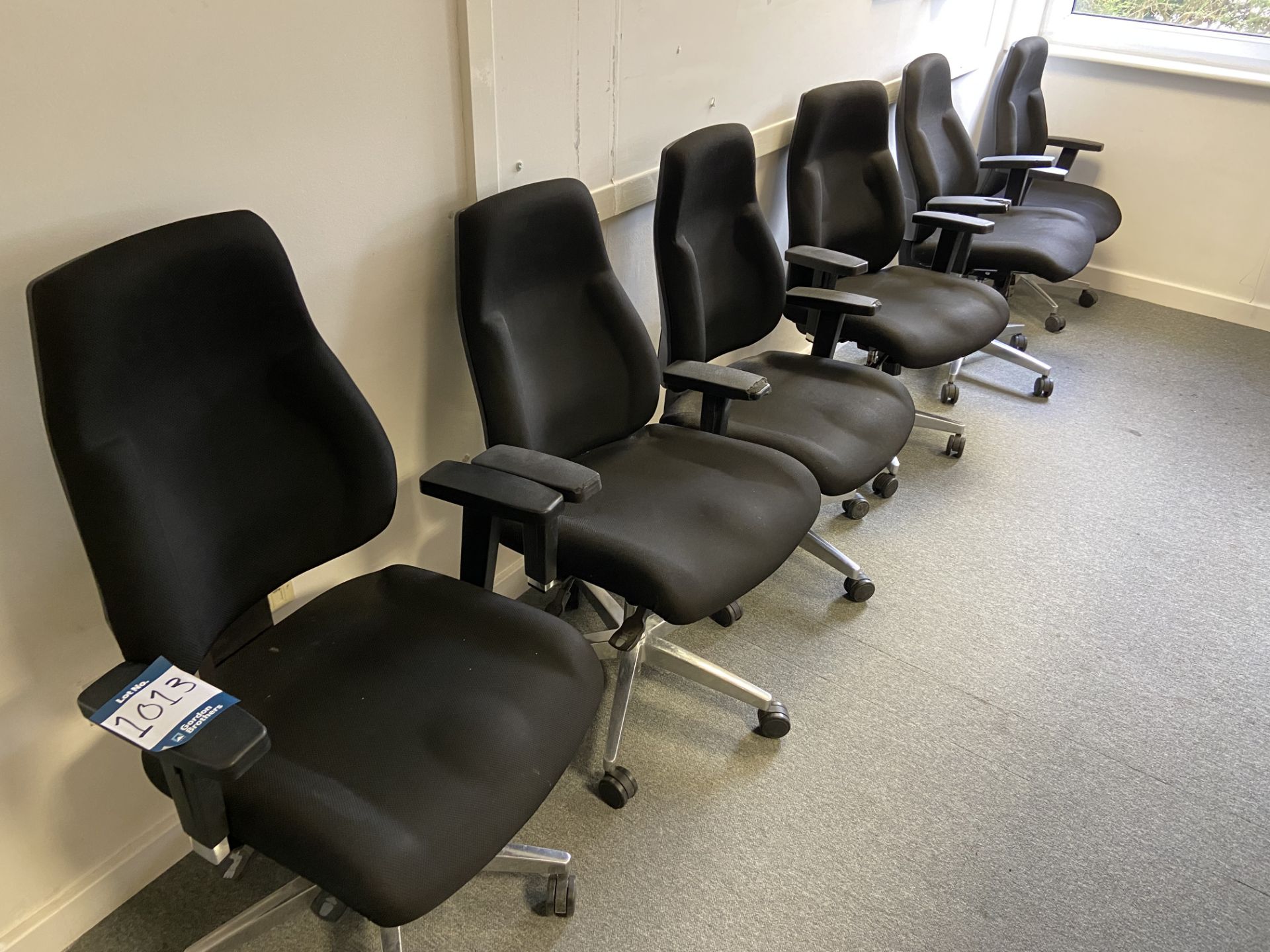 Lot comprisng: six office chairs