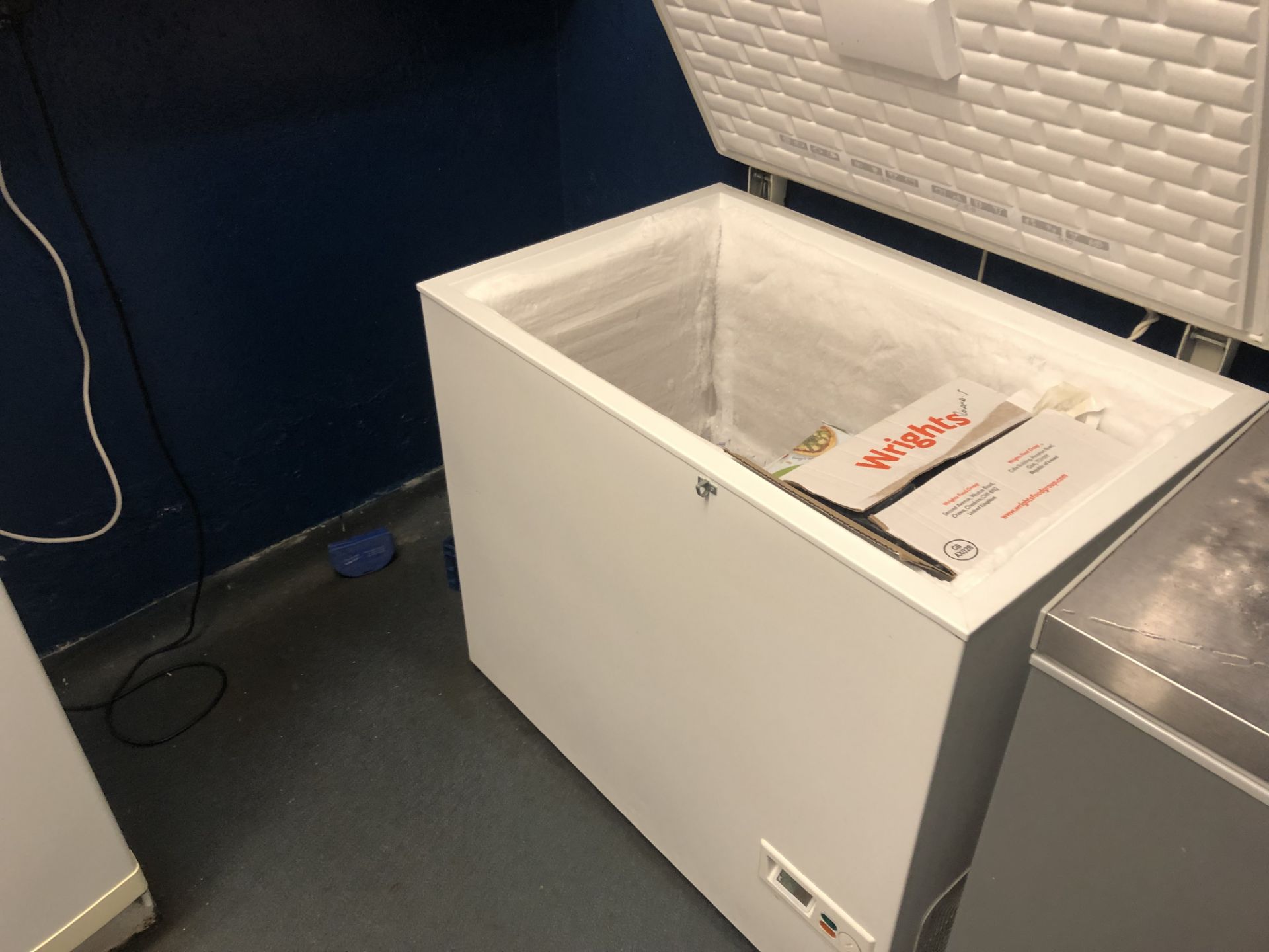 VESTFROST SMALL CHEST FREEZER - Image 2 of 2