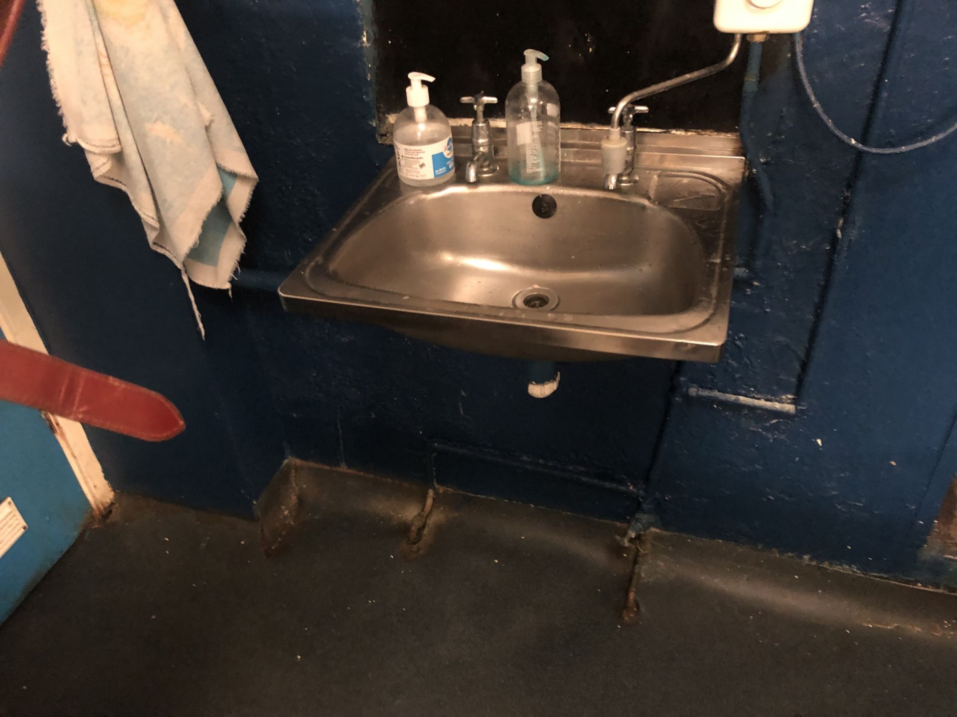 STAINLESS STEEL WASH BASIN - Image 2 of 2