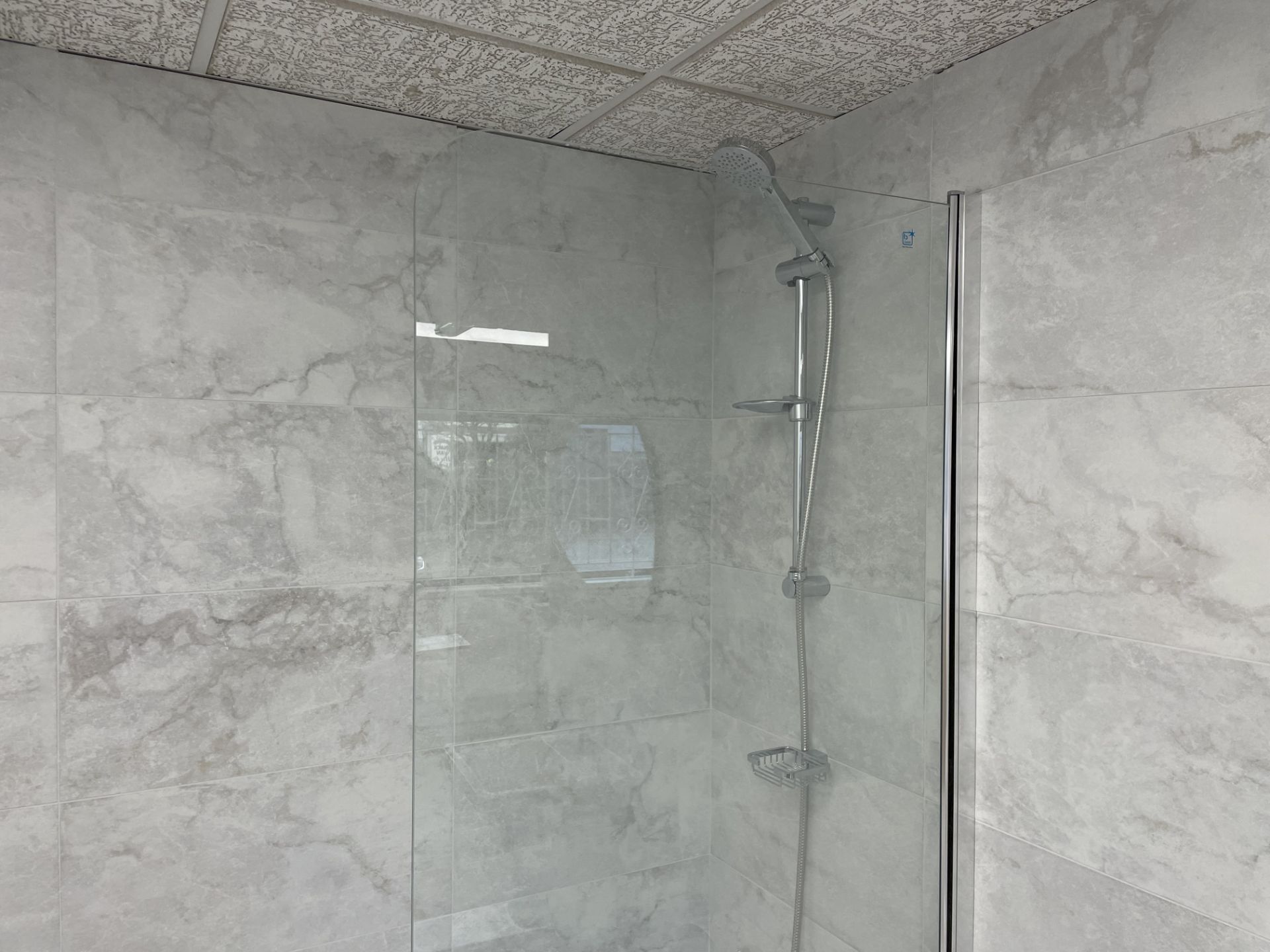 BATH WITH SIDE PANEL MIXER TAP & SHOWER SCREEN 700 x 1700 - Image 3 of 4