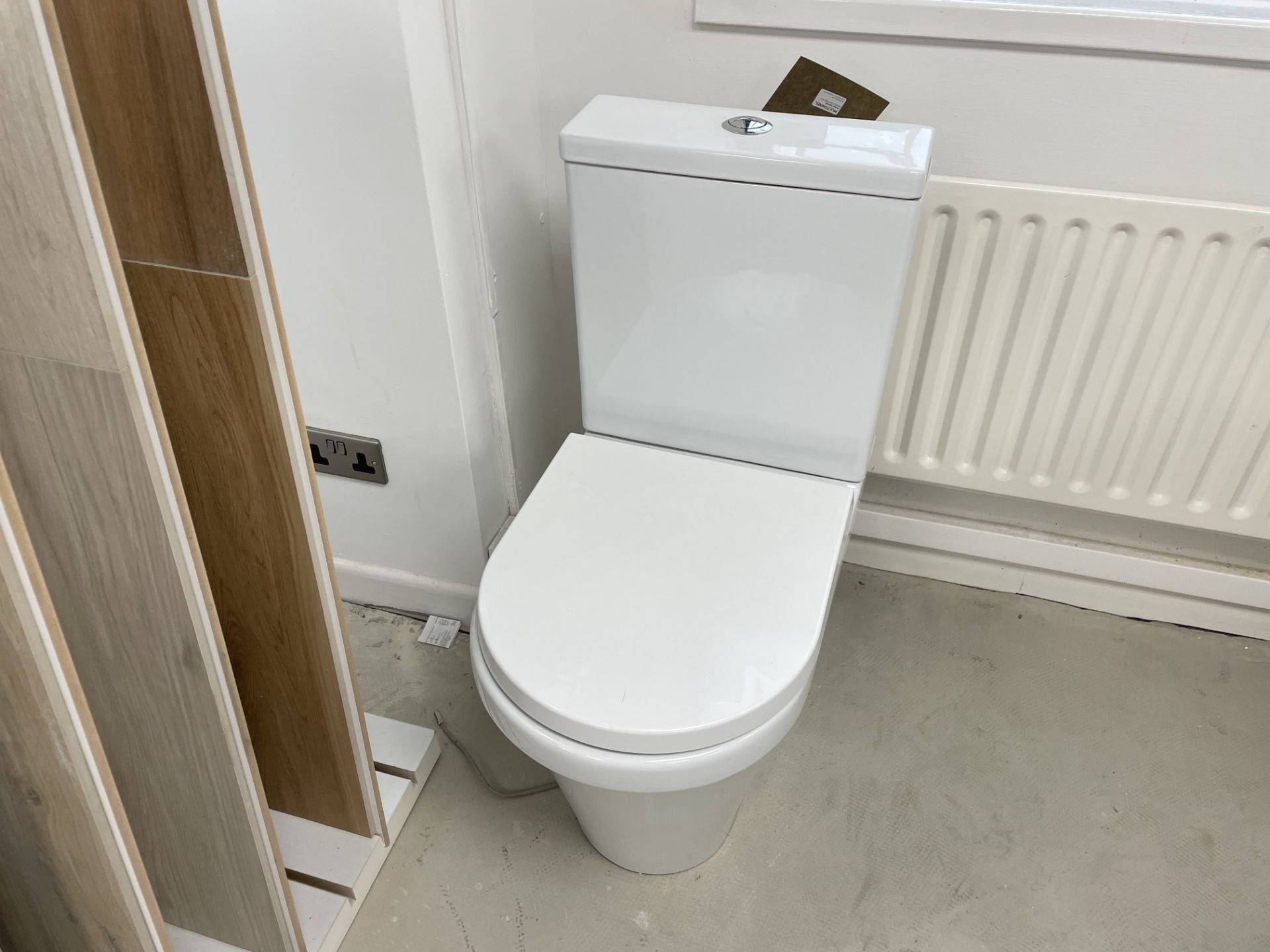 TOILET WITH SLOW CLOSE SEAT 400 x 600 - Image 3 of 5