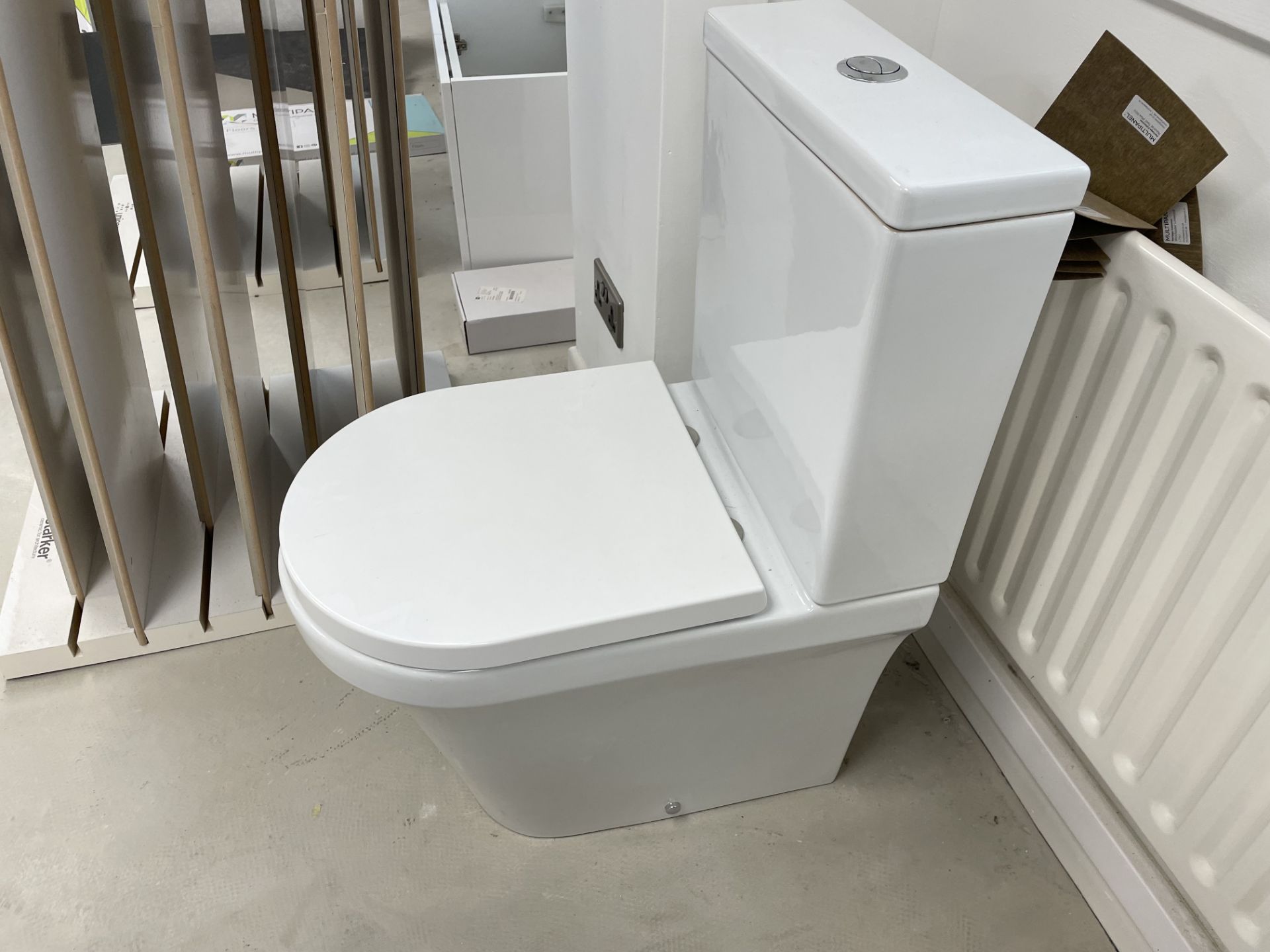 TOILET WITH SLOW CLOSE SEAT 400 x 600 - Image 4 of 5