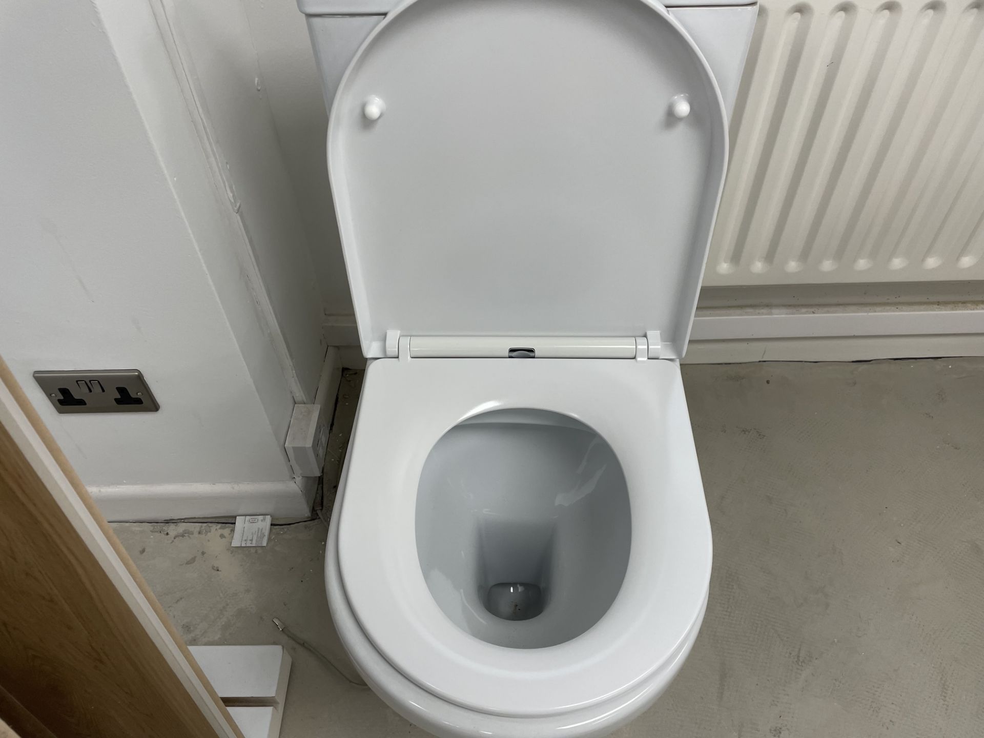TOILET WITH SLOW CLOSE SEAT 400 x 600 - Image 5 of 5