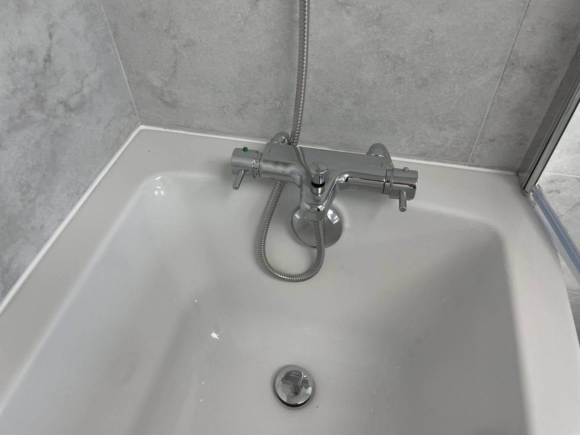 BATH WITH SIDE PANEL MIXER TAP & SHOWER SCREEN 700 x 1700 - Image 4 of 4