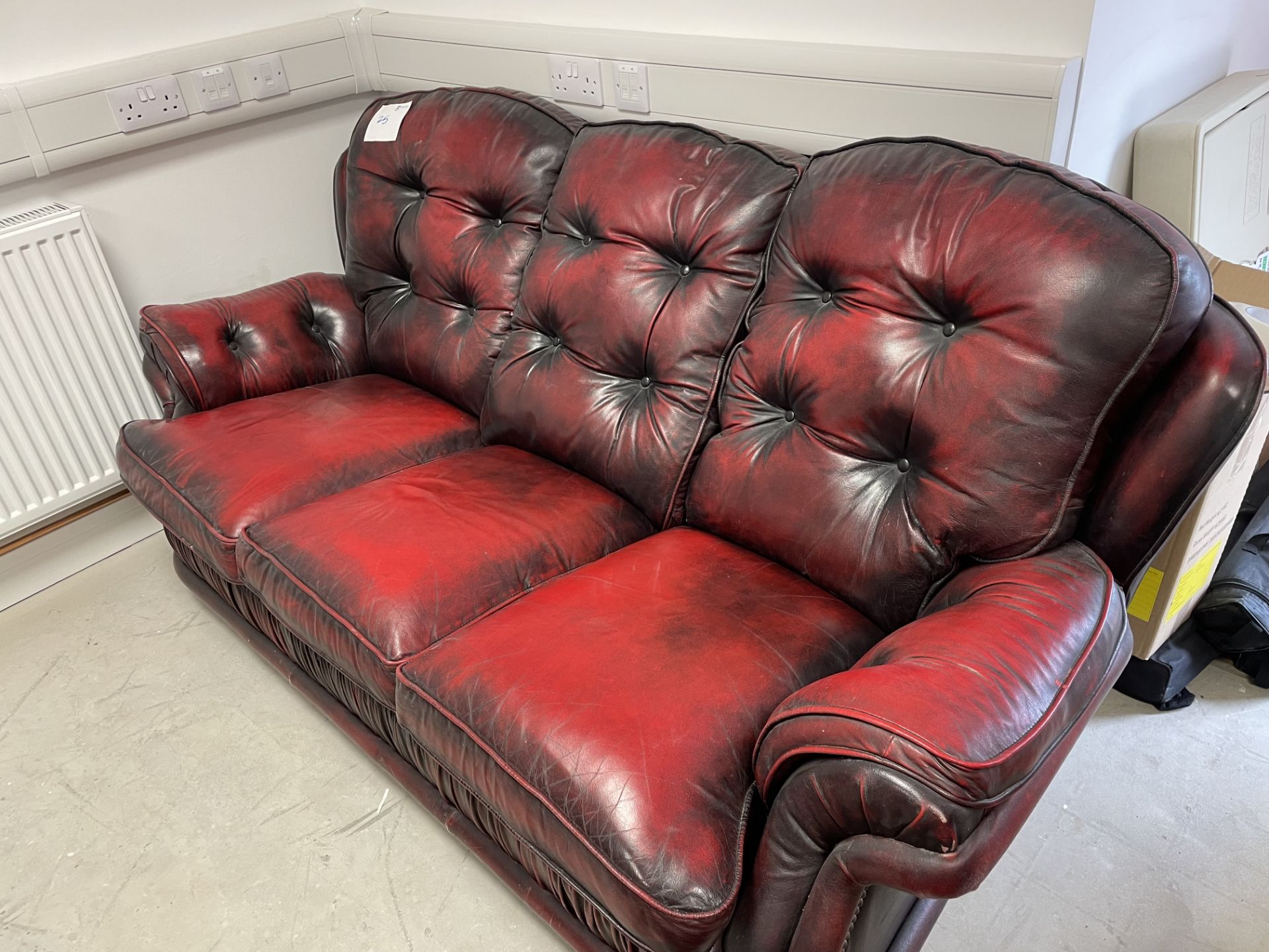 RED ANITQUE LOOK LEATHER SUITE (2000 x 1000) CHAIR (950 x 1000) inc. POUFFE (500 x 500) - Image 3 of 4