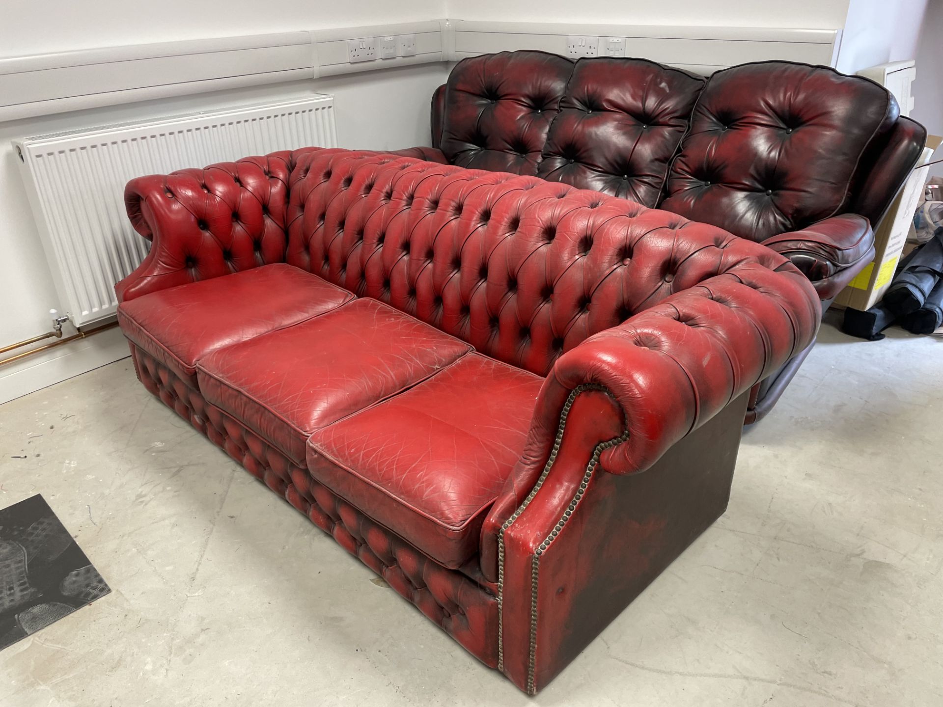 RED ANTIQUE LEATHER CHESTERFIELD (2000 x 950)