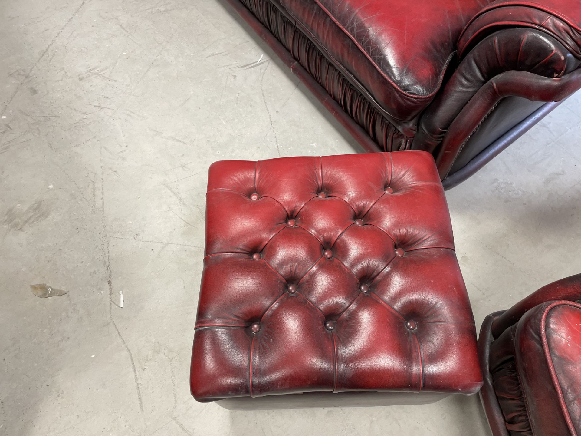 RED ANITQUE LOOK LEATHER SUITE (2000 x 1000) CHAIR (950 x 1000) inc. POUFFE (500 x 500) - Image 4 of 4