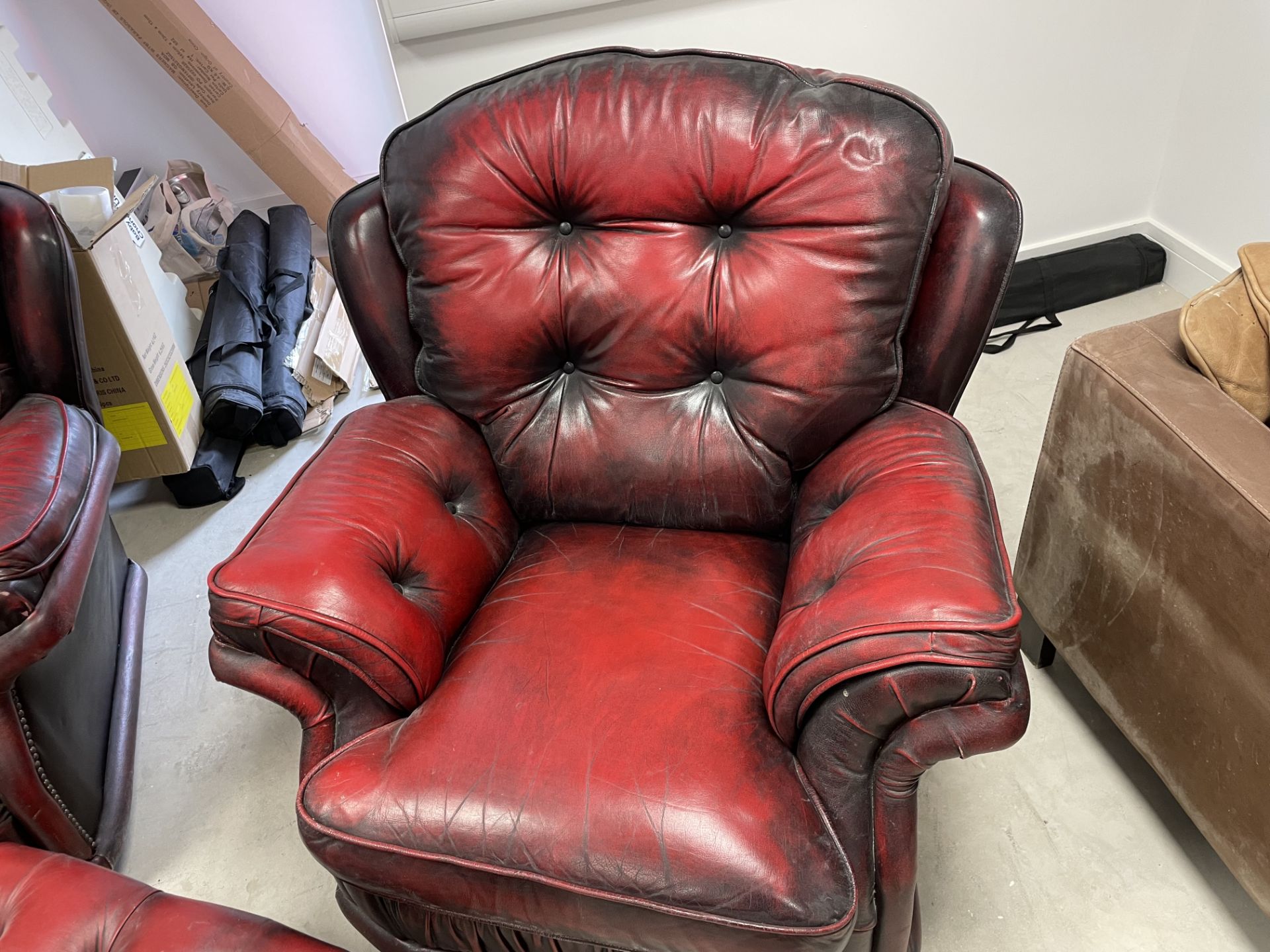 RED ANITQUE LOOK LEATHER SUITE (2000 x 1000) CHAIR (950 x 1000) inc. POUFFE (500 x 500) - Image 2 of 4