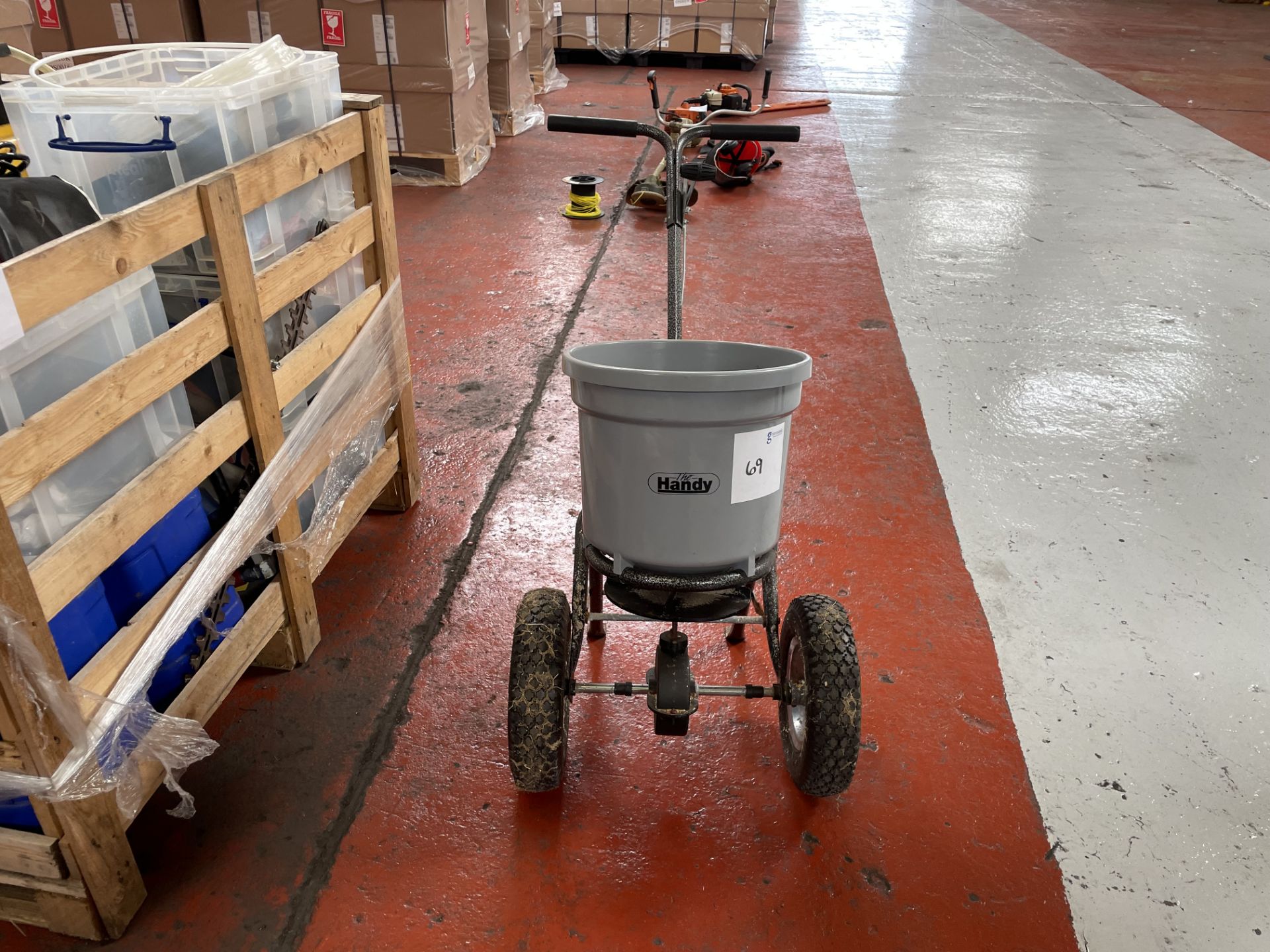 THE HANDY FERTILISER/SALT SPREADER