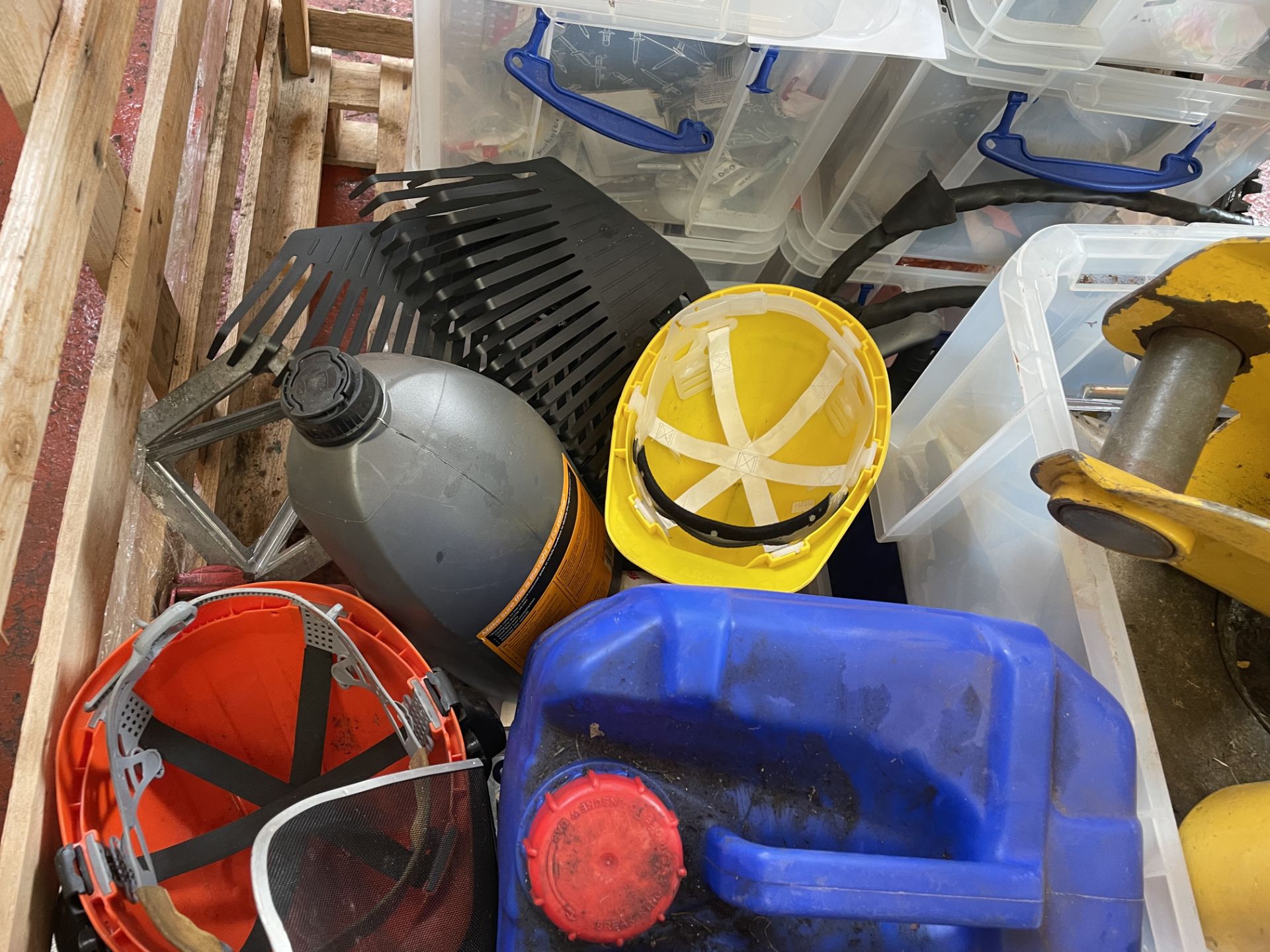 MIXED PALLET MAINTENANCE ITEMS (Oil/Hard Hats/Sprayer etc) - Image 3 of 3