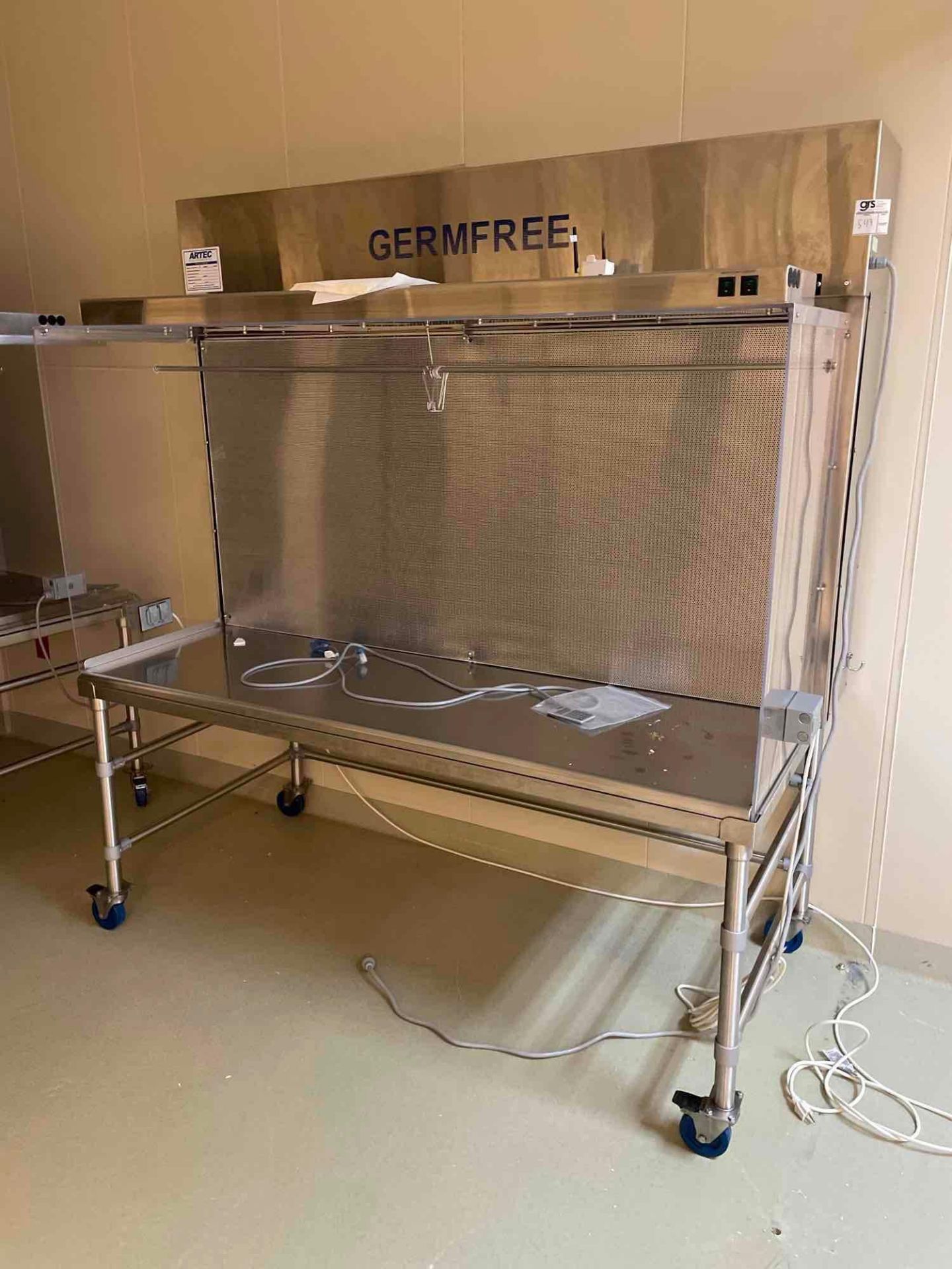 Laminar Flow and Fume Hood ON Casters