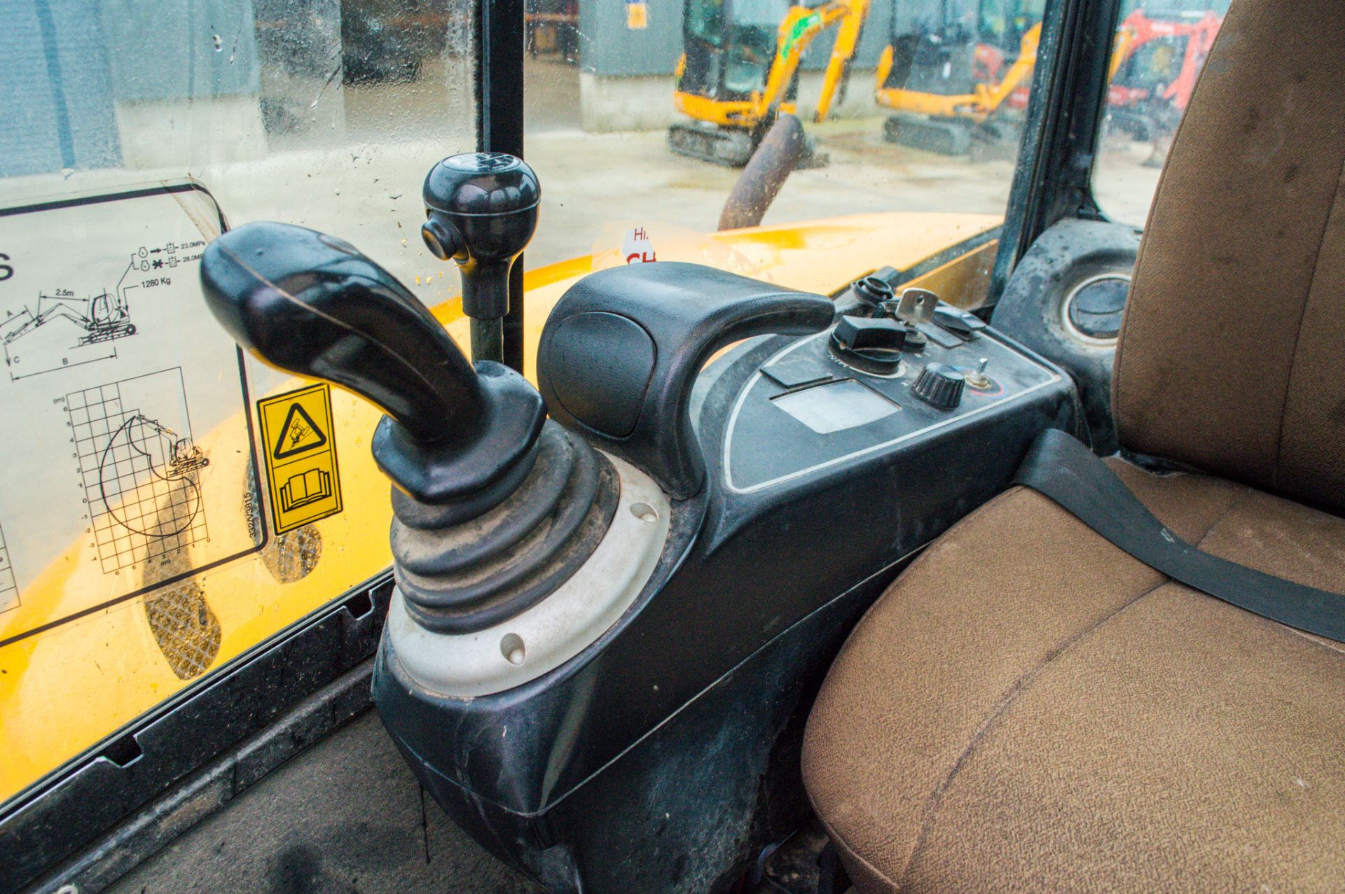 JCB 8065 RTS 6.5 tonne rubber tracked midi excavator Year: 2013 S/N: 1538571 Recorded Hours: 3047 - Image 16 of 19