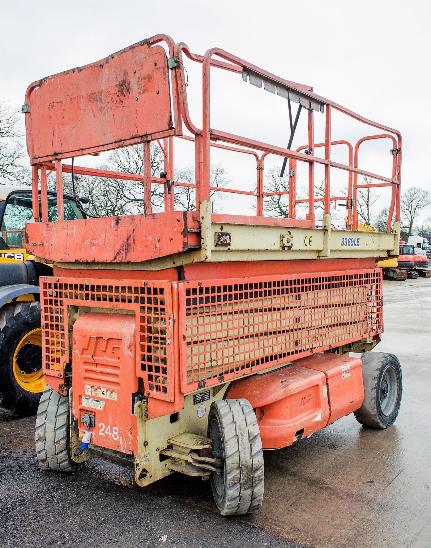 JLG 3369LE battery electric scissor lift Year: 2001 S/N: 87467 Recorded Hours: 608 ** No - Image 3 of 10