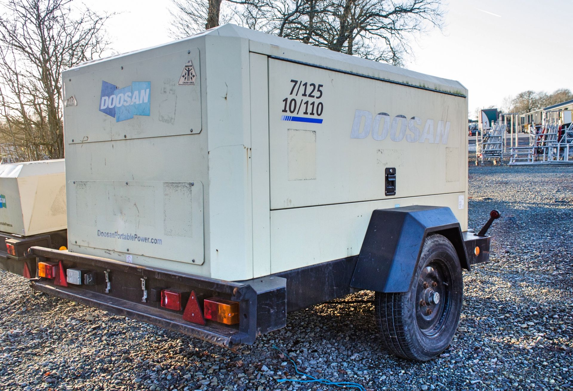 Doosan 7/125 10/110 diesel driven fast tow mobile air compressor Year: 2014 S/N: 660005 Recorded - Image 2 of 5