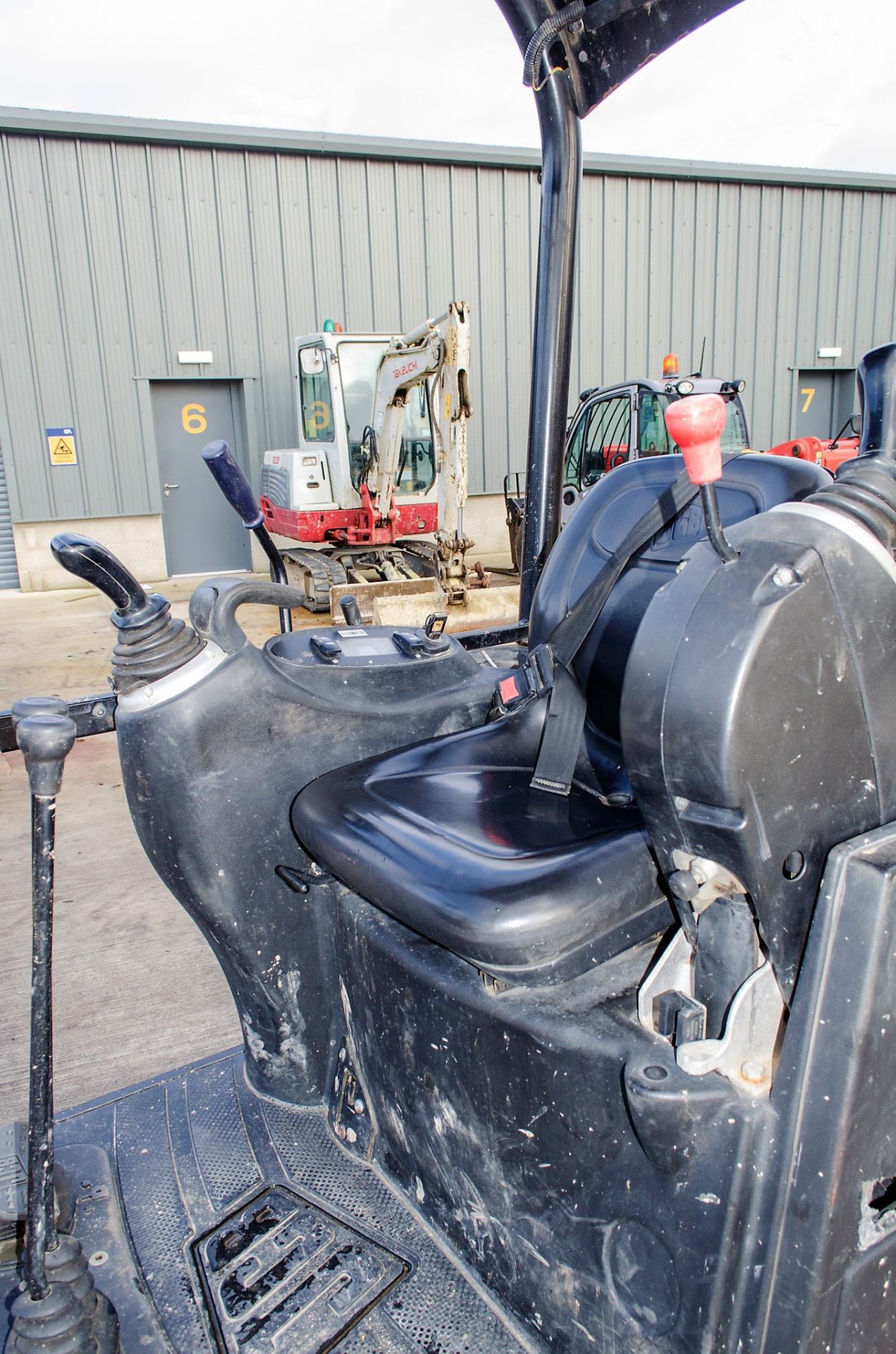 JCB 8014 CTS 1.5 tonne rubber tracked mini excavator Year: 2015 S/N: 2070994 Recorded Hours: 1325 - Image 17 of 21