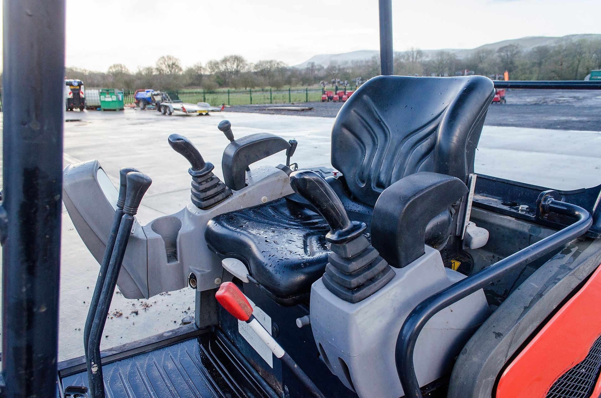 Kubota KX015-4 1.5 tonne rubber tracked mini excavator Year: 2015 S/N: 58352 Recorded Hours: 2663 - Image 16 of 19