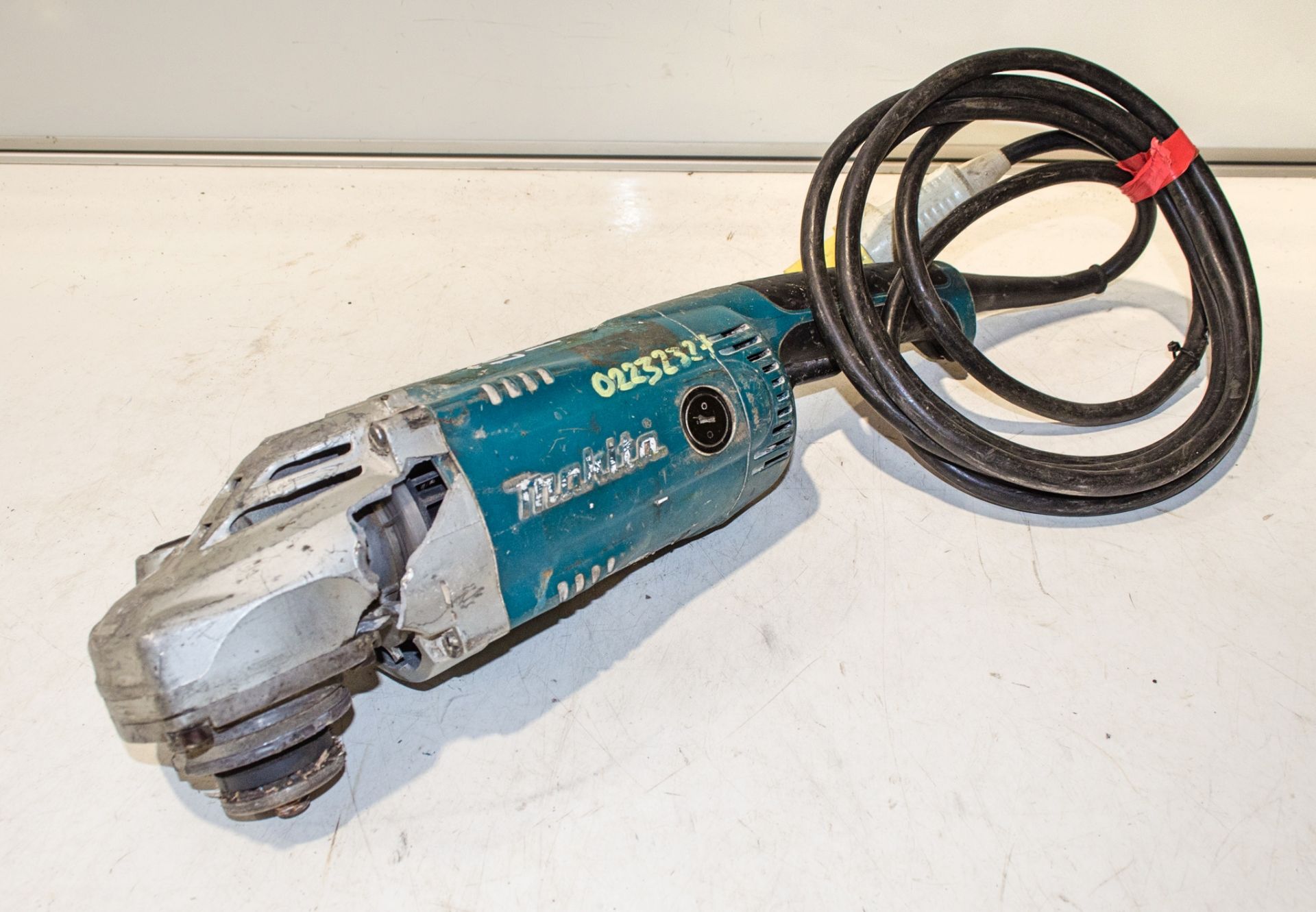 Makita GA9020 110v angle grinder ** Parts missing ** 02232327