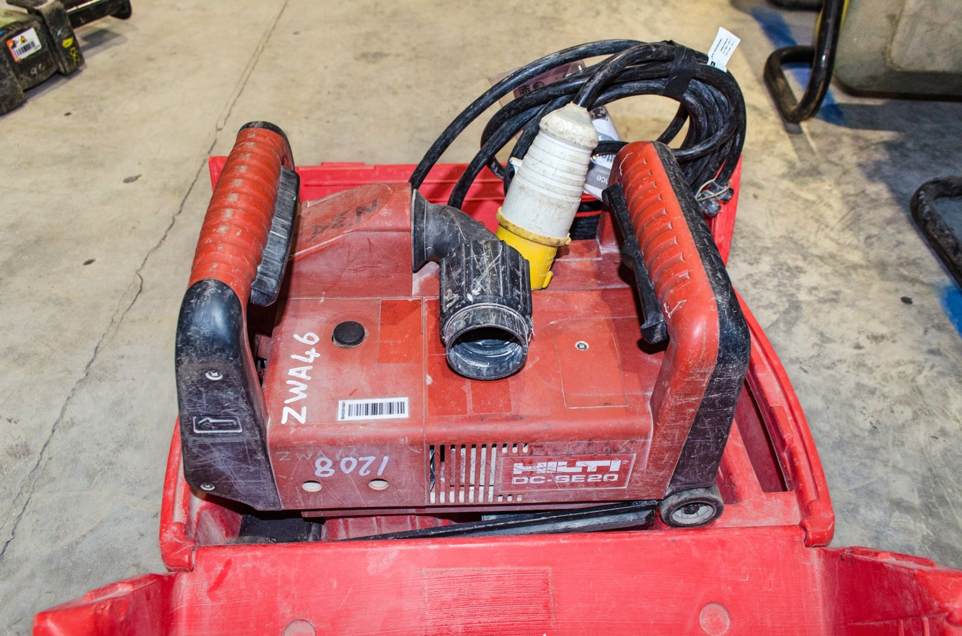 Hilti DC-SE20 110v wall chaser c/w carry case ZWA46