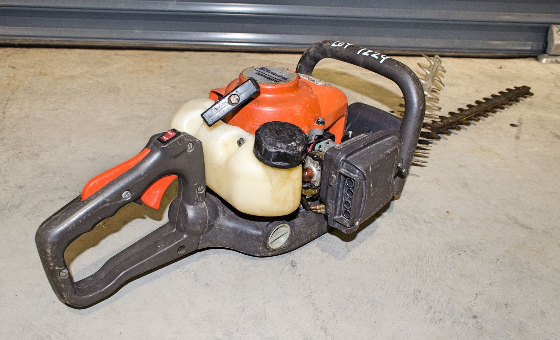 Husqvarna 226HD60S petrol driven hedge trimmer 1509-0379 - Image 2 of 2