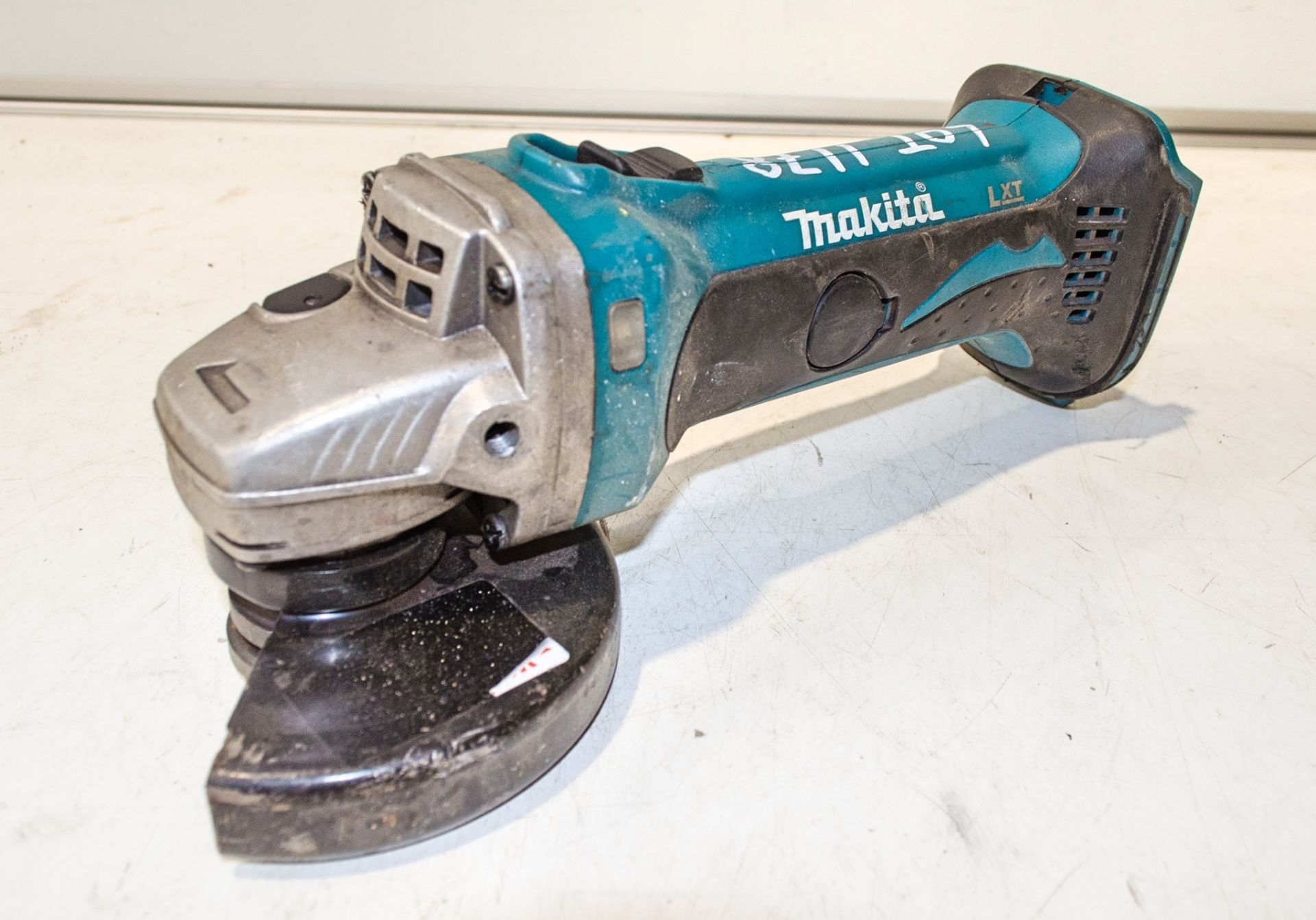 Makita BGA452 18v cordless angle grinder ** No batteries or charger ** 1101-2608