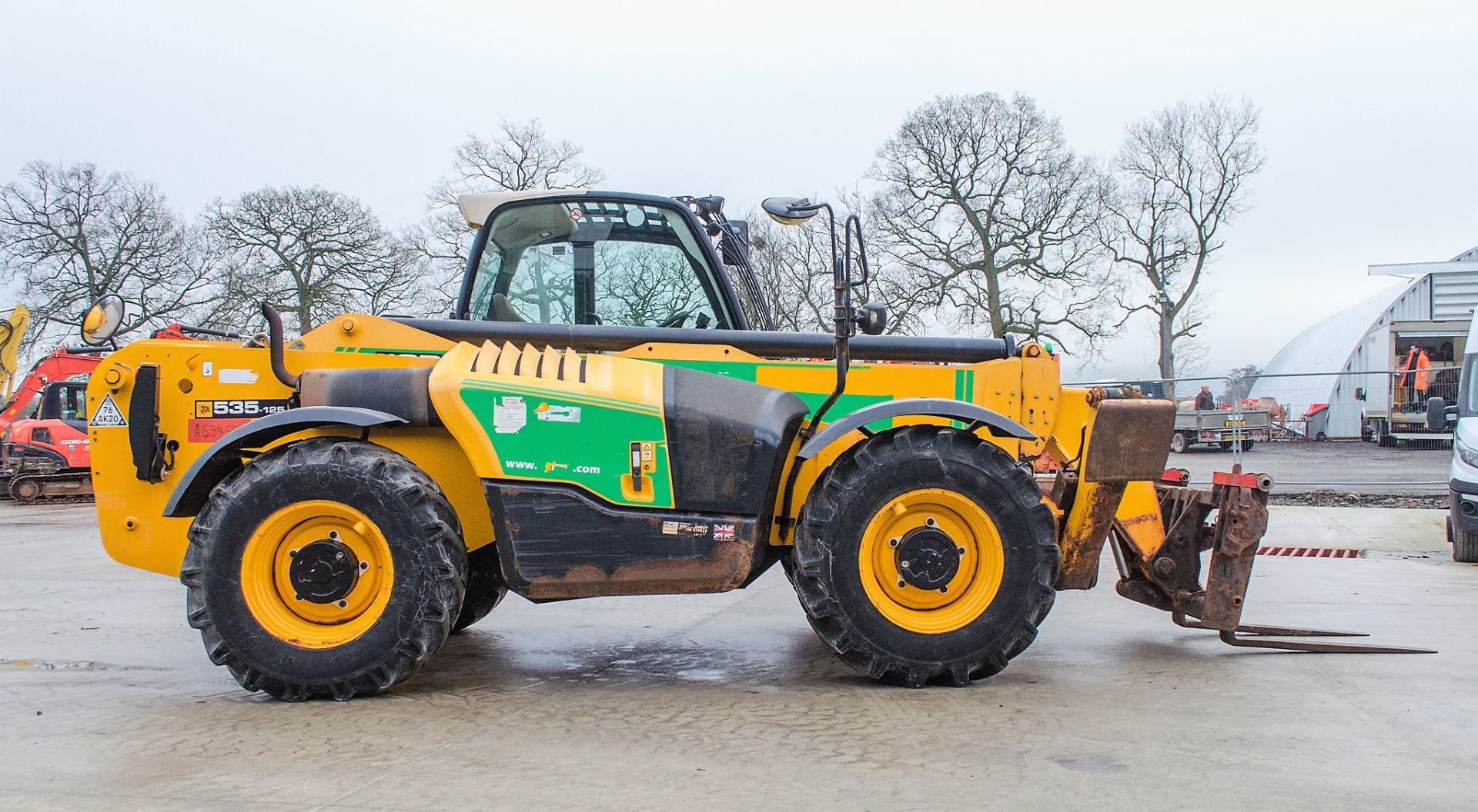 JCB 535-125 Hi-Viz 12.5 metre telescopic handler Year: 2014 S/N: 2339815 Recorded Hours: 2566 - Image 8 of 23