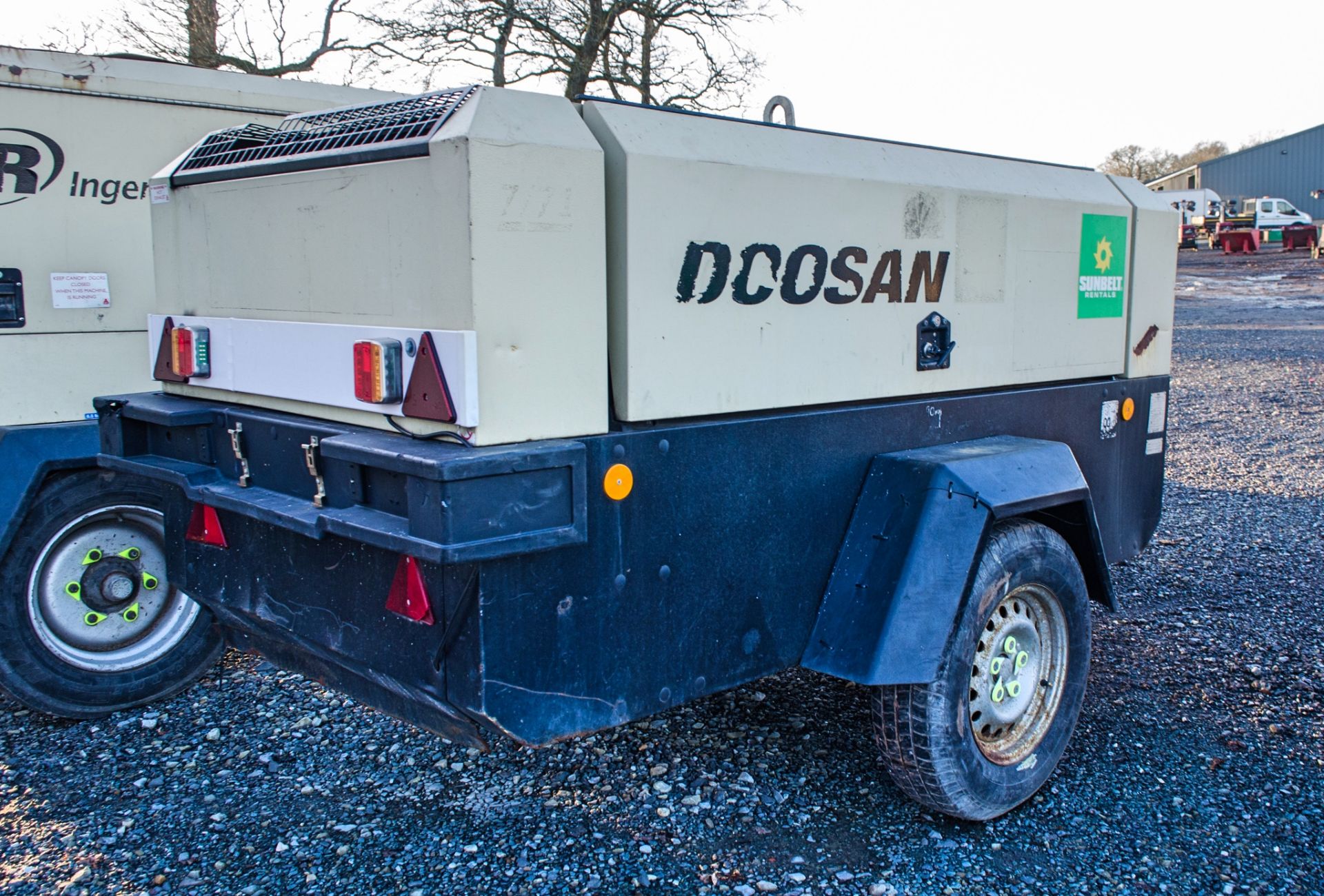 Doosan 7/71 diesel driven fast tow mobile air compressor Year: 2013 S/N: 523329 Recorded Hours: 2458 - Image 2 of 5