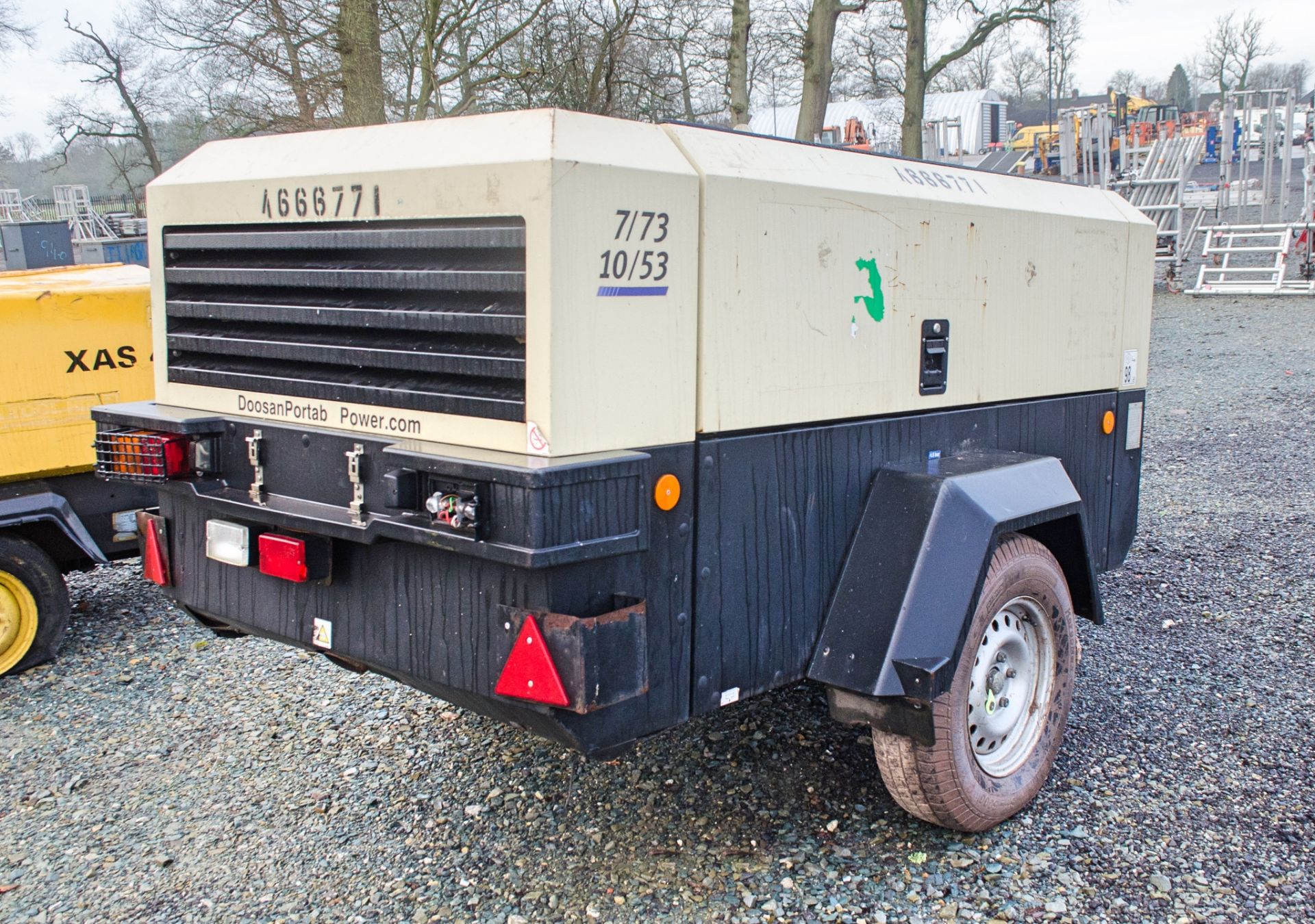 Doosan 7/73 fast tow diesel air compressor Year: 2015 S/N: 543554 Recorded hours: 2572 A666771 - Image 2 of 7