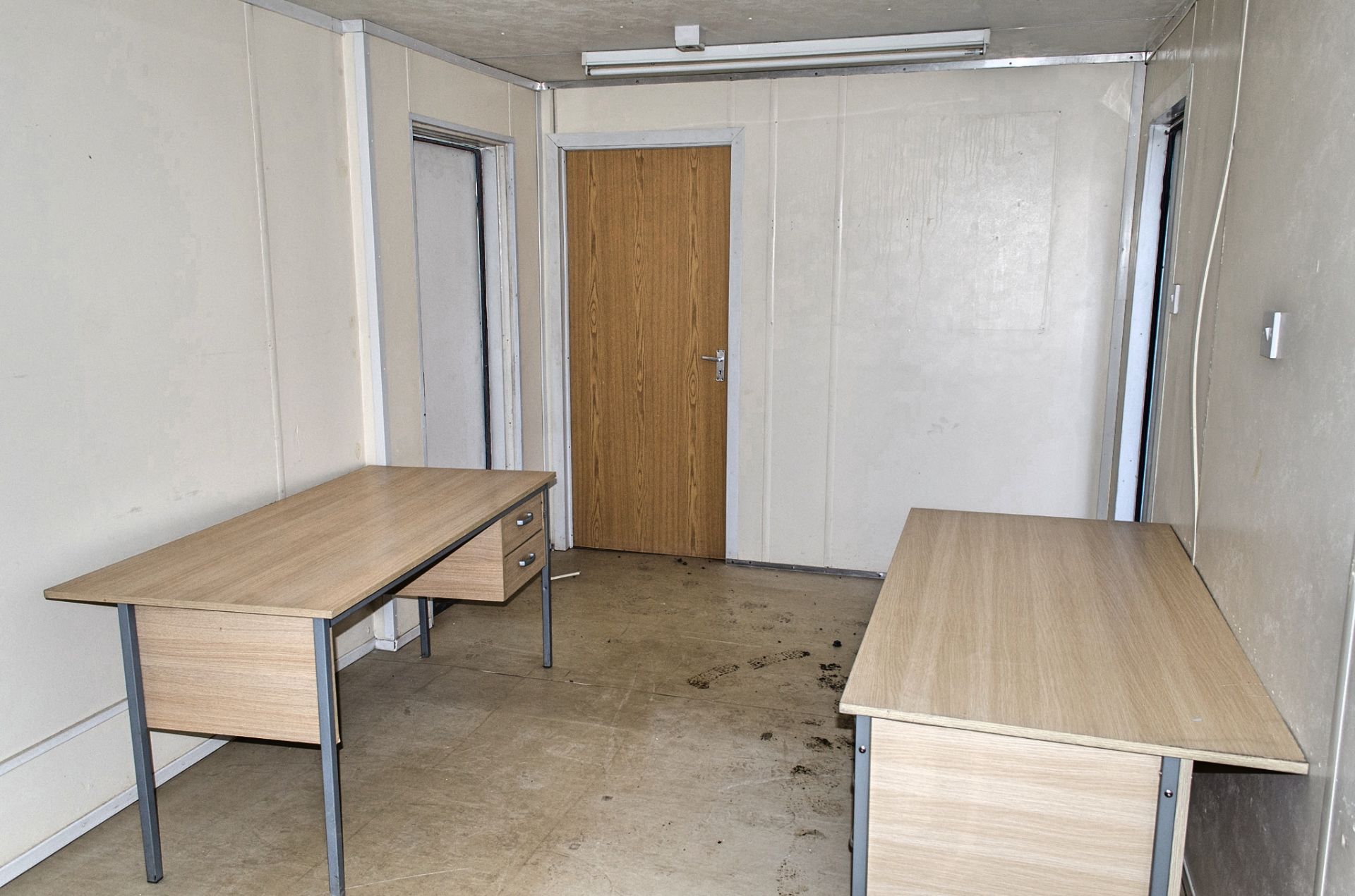 32ft x 10ft steel anti-vandal office site unit Comprising of: kitchen/office area & seperate - Image 6 of 7