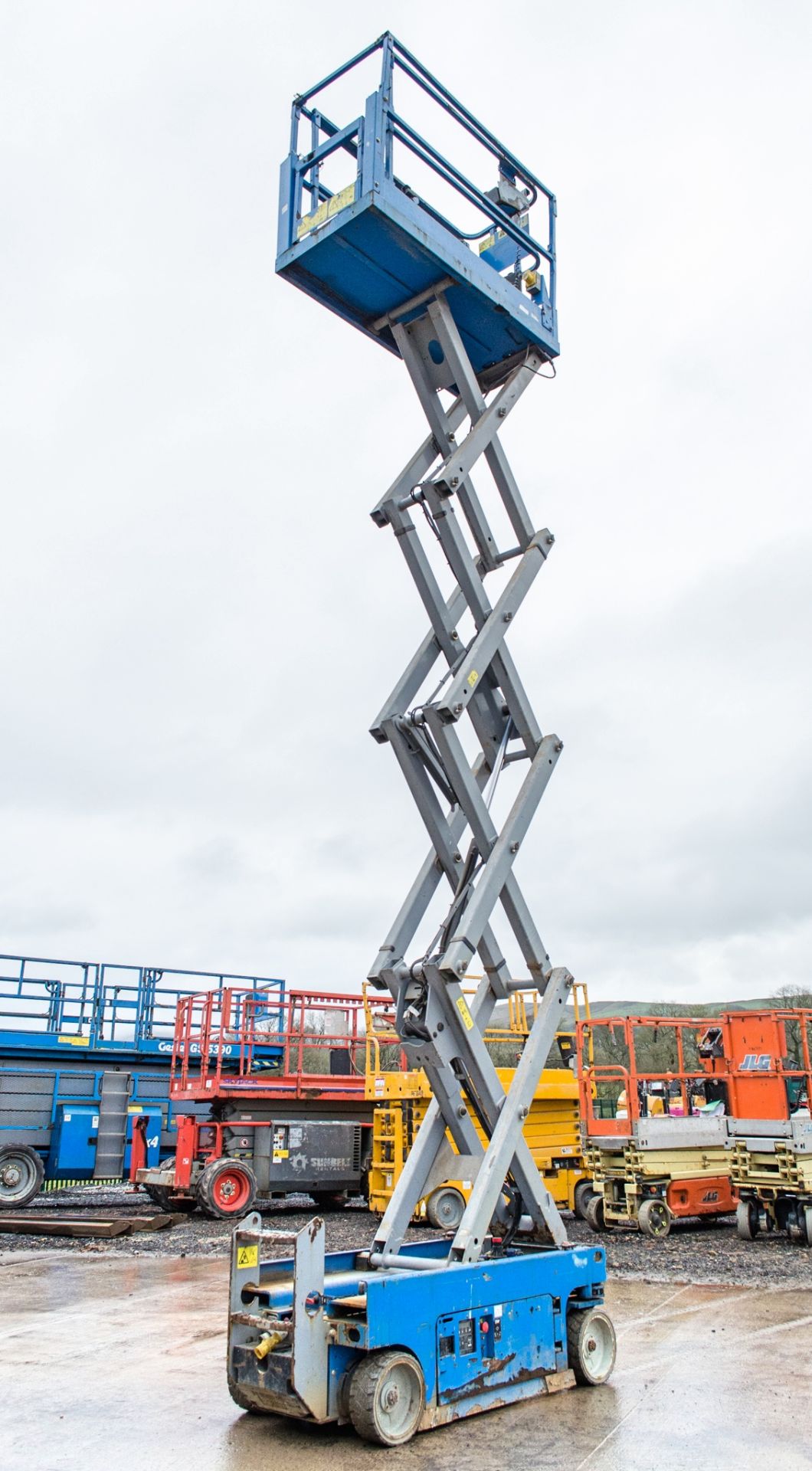 Genie GS1932 battery electric scissor lift Year: 2005 S/N: 18897 Recorded Hours: 191 A679484 - Image 4 of 8