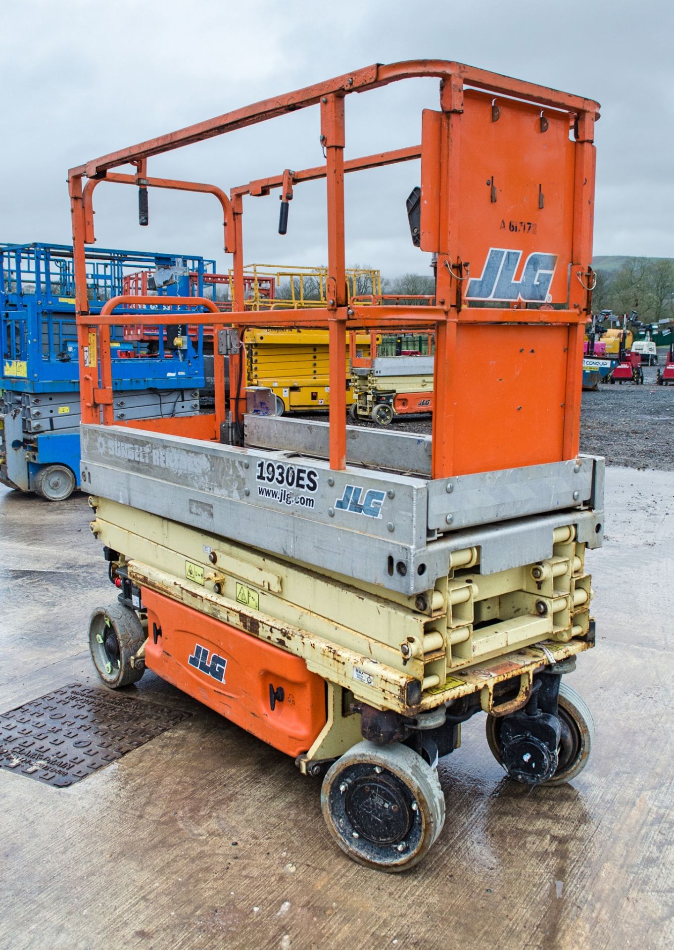 JLG 1930ES battery electric scissor lift Year: 2013 S/N: 13320 Recorded Hours: 247 A617178 - Image 4 of 8