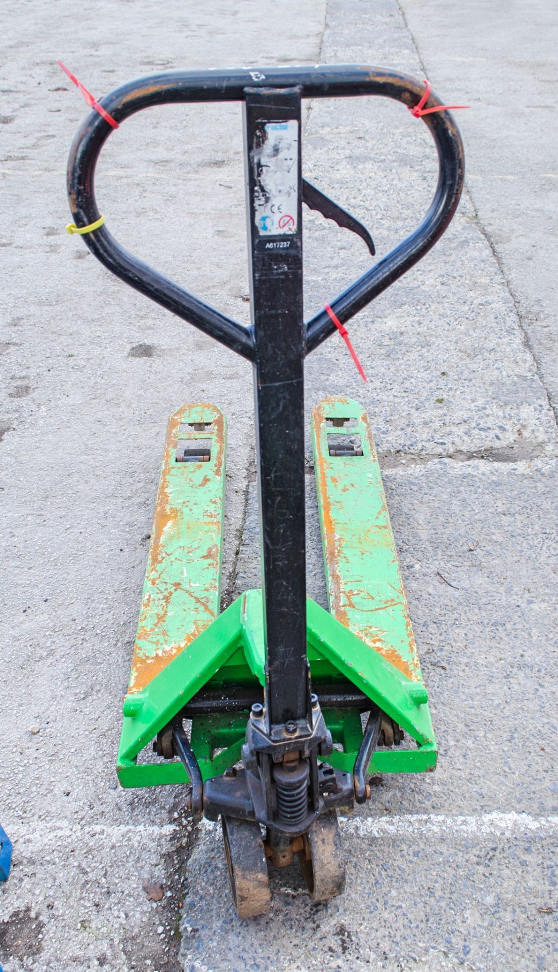 Hand hydraulic pallet truck A1091454 - Image 2 of 2