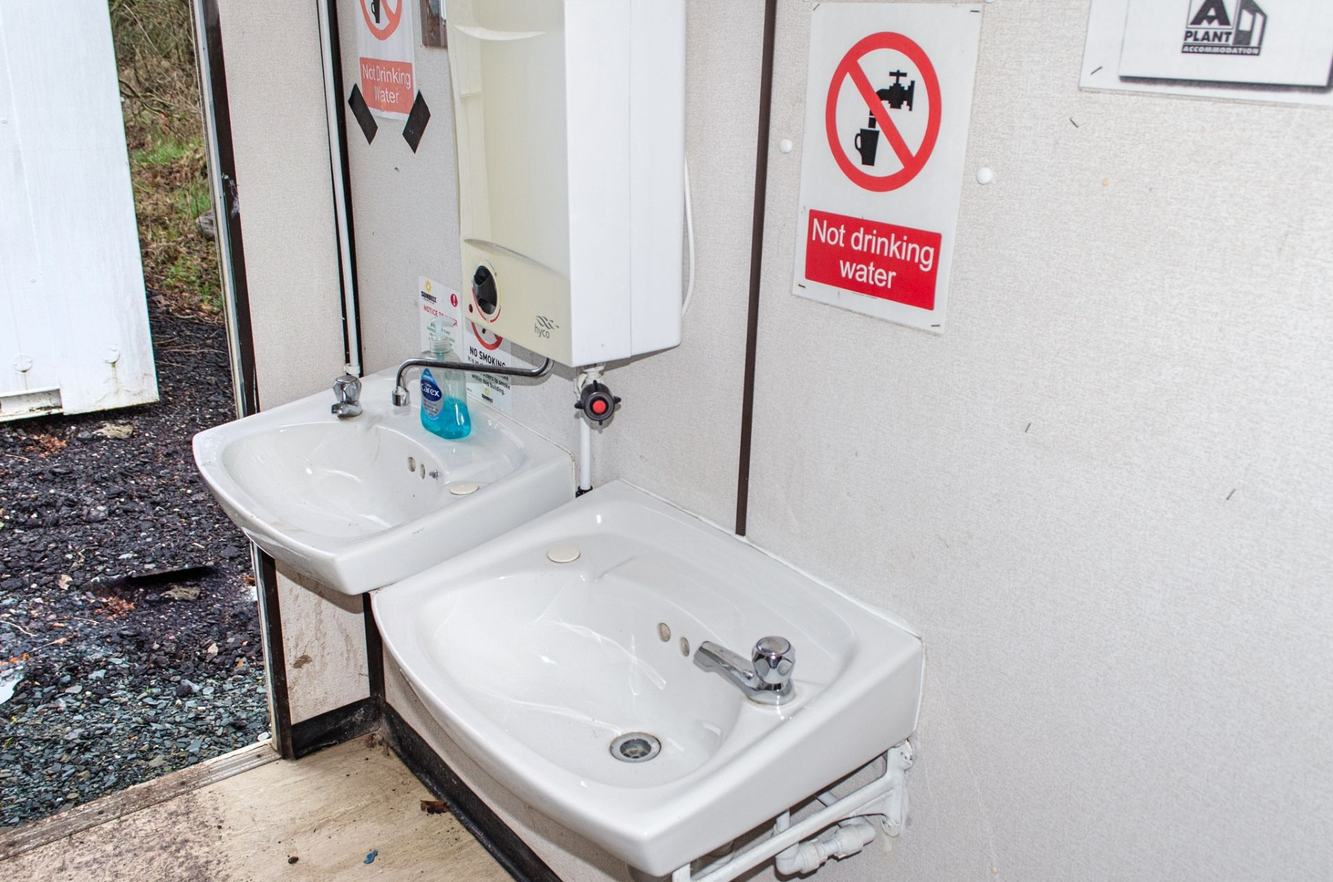 16ft x 9ft steel jack leg anti-vandal toilet site unit Comprising of: Gents toilet (3 - cubicles, - Image 10 of 12