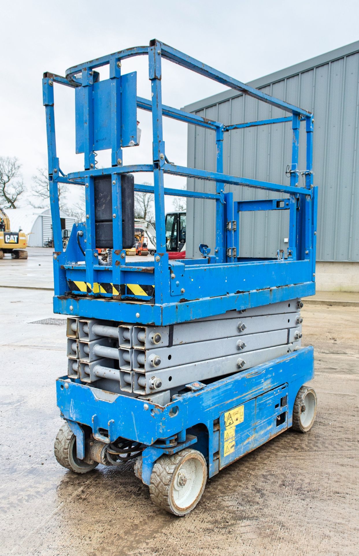 Genie GS1932 battery electric scissor lift Year: 2005 S/N: 18897 Recorded Hours: 191 A679484 - Image 3 of 8