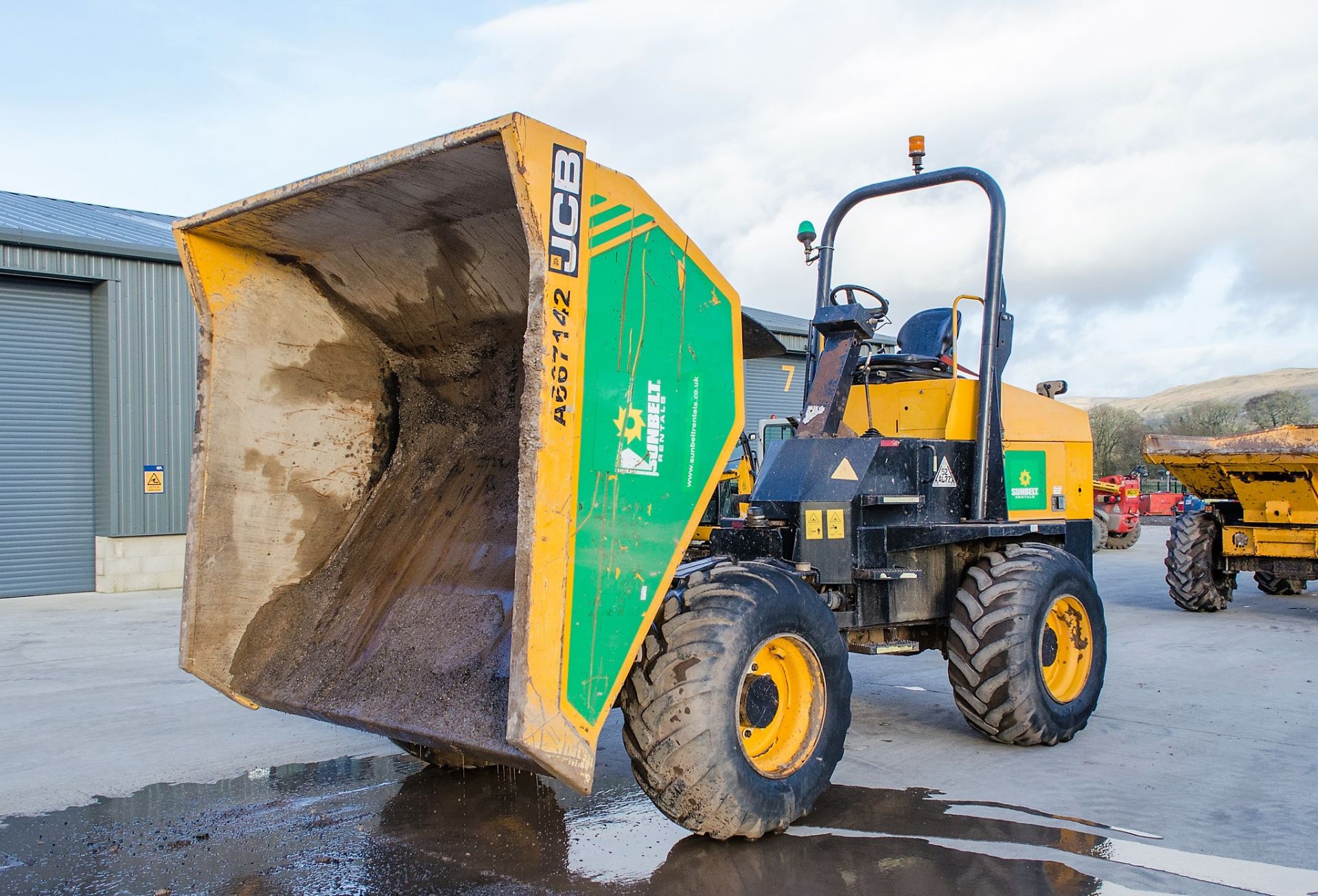 JCB 9 tonne straight skip dumper Year: 2015 S/N: EFFRM7587 Recorded Hours: 1568 c/w V5C registration - Image 9 of 21