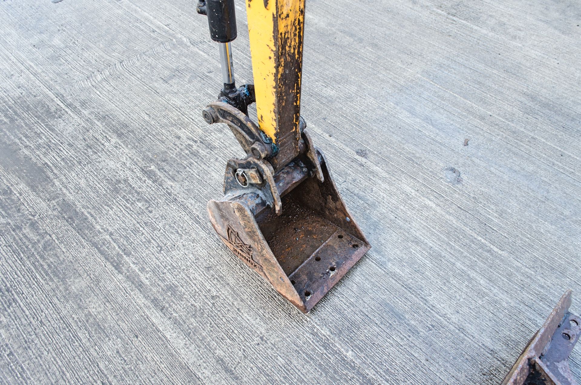 JCB 8008 0.8 tonne rubber tracked micro excavator Year: 2015 S/N: 241691 Recorded Hours: 747 - Image 12 of 20