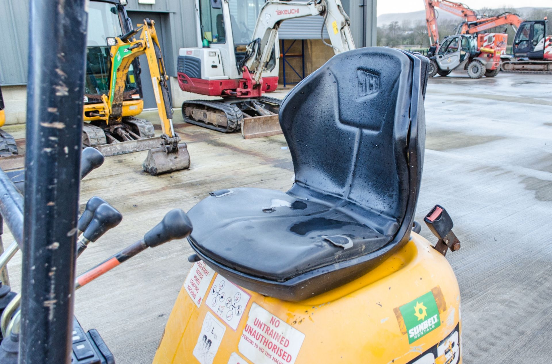 JCB 8008 0.8 tonne rubber tracked micro excavator Year: 2015 S/N: 241691 Recorded Hours: 747 - Image 16 of 20