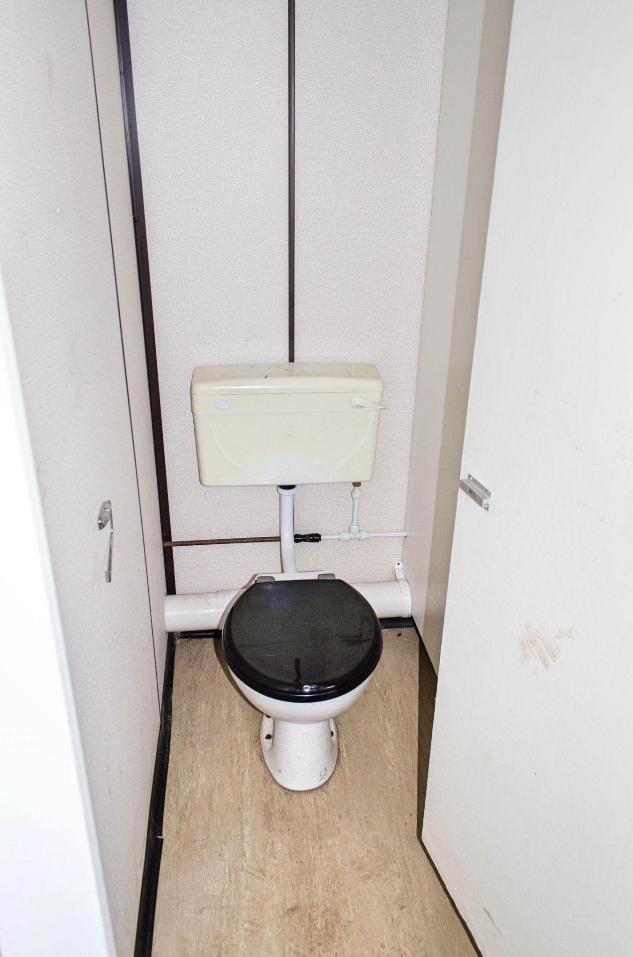 16ft x 9ft steel jack leg anti-vandal toilet site unit Comprising of: Gents toilet (3 - cubicles, - Image 8 of 12