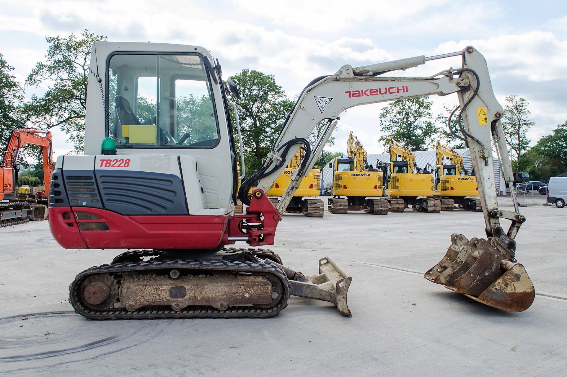 Takeuchi TB228 2.8 tonne rubber tracked mini excavator Year: 2015 S/N: 122804265 Recorded Hours: - Image 8 of 19