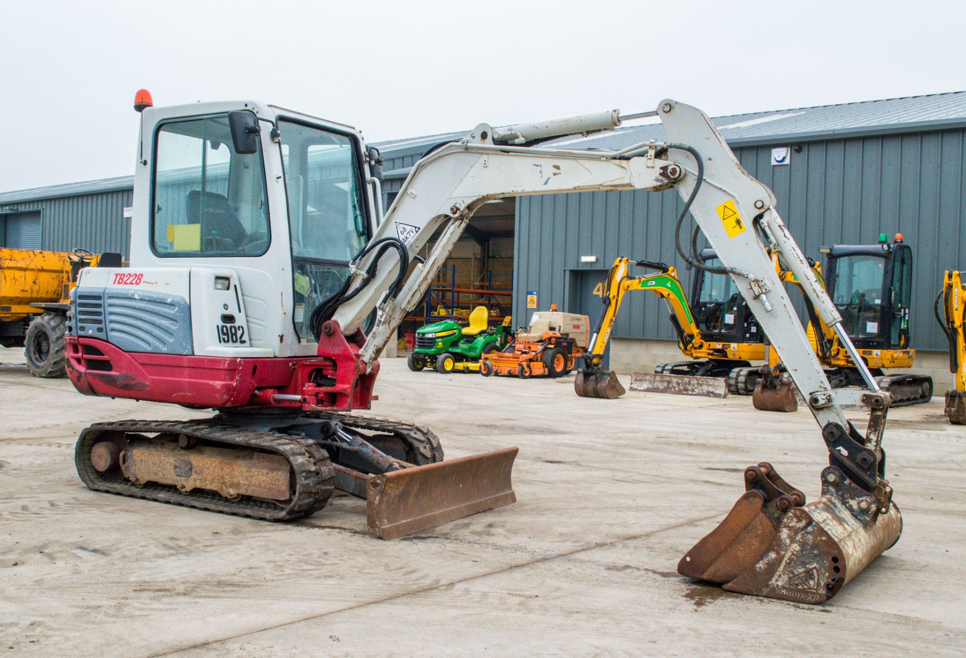 Takeuchi TB228 2.8 tonne rubber tracked excavator Year: 2015 S/N: 122804230 Recorded Hours: 3036 - Image 2 of 17