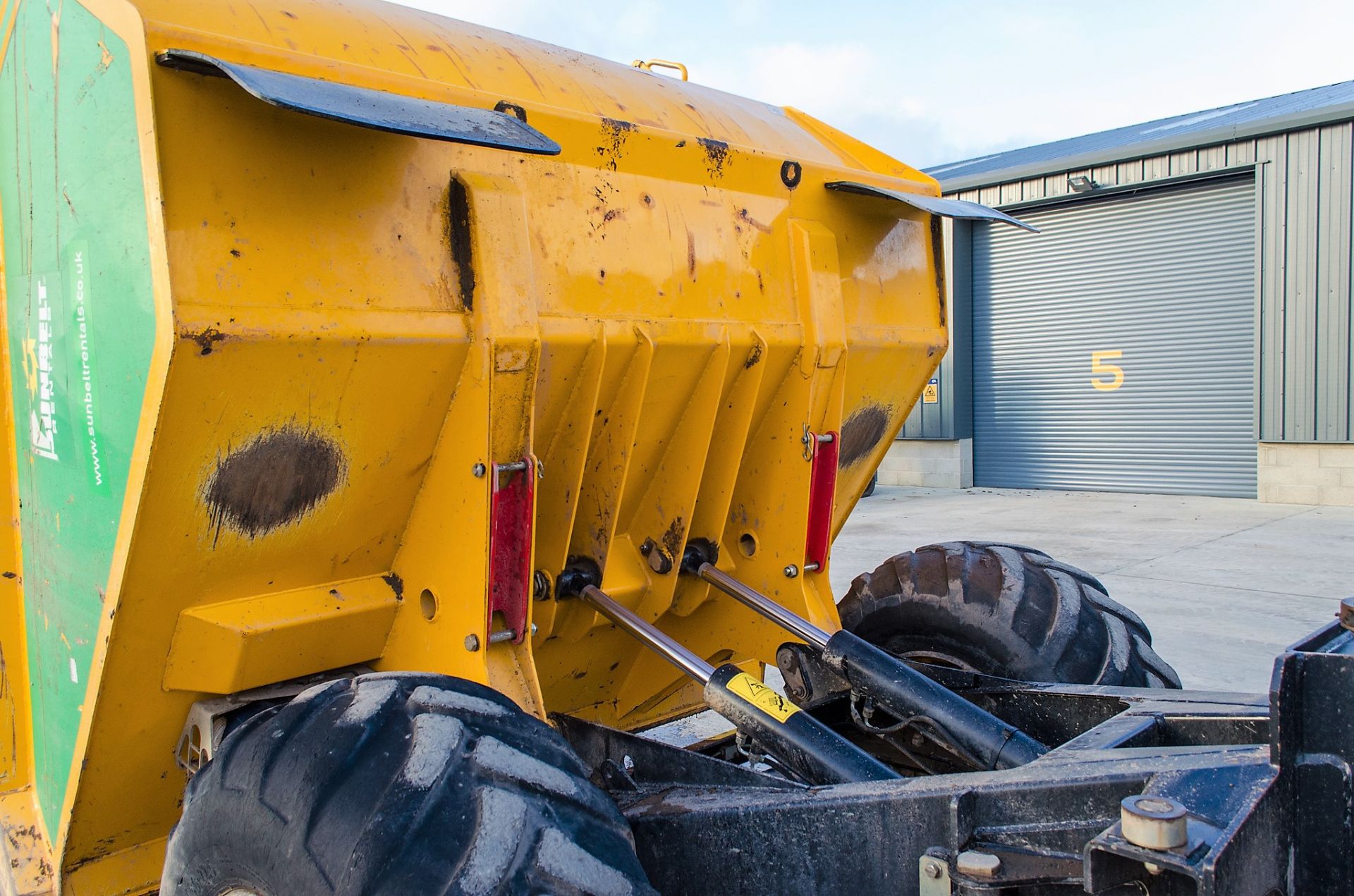 JCB 9 tonne straight skip dumper Year: 2015 S/N: EFFRM7587 Recorded Hours: 1568 c/w V5C registration - Image 10 of 21