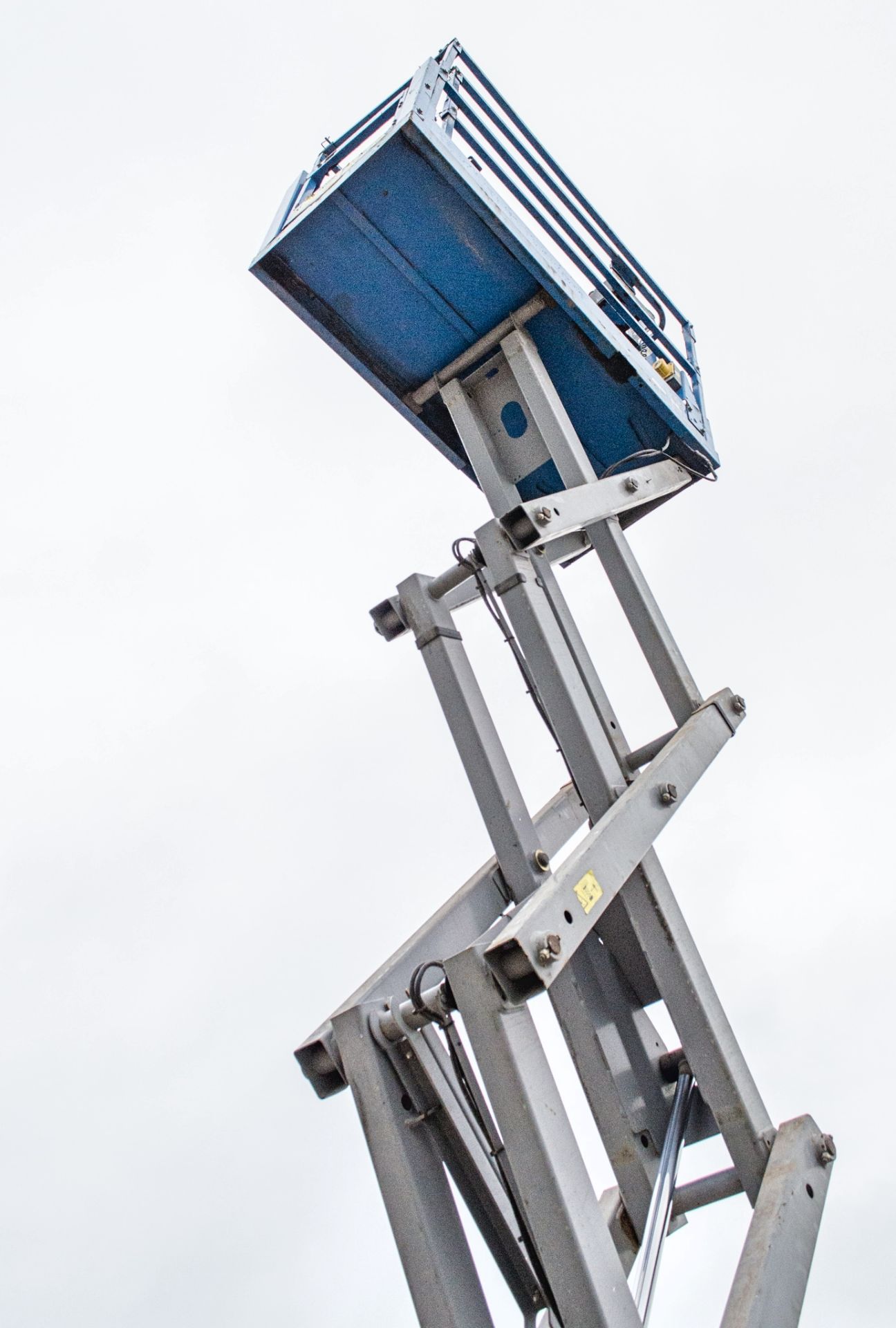 Genie GS1932 battery electric scissor lift Year: 2005 S/N: 18897 Recorded Hours: 191 A679484 - Image 5 of 8