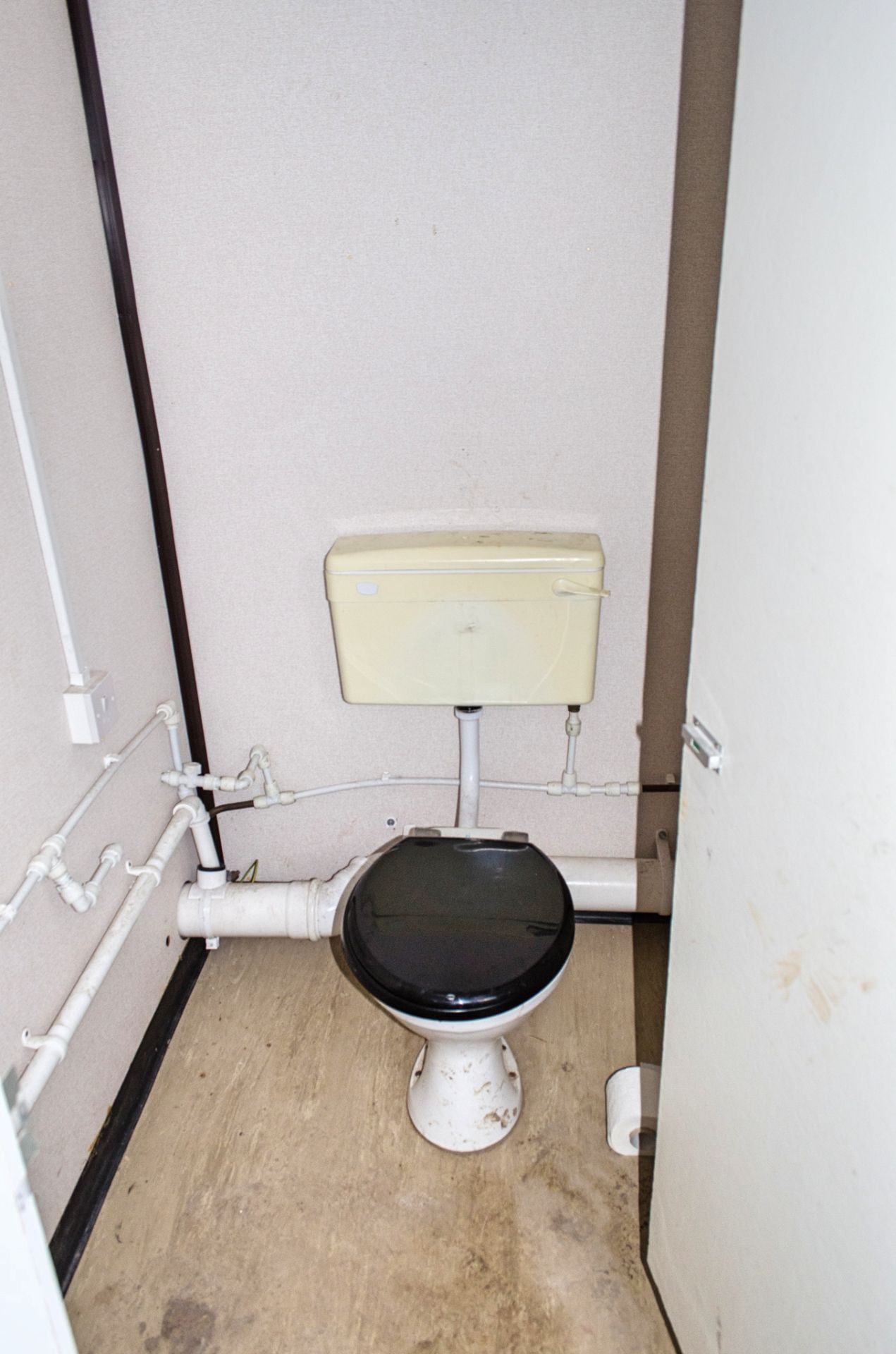 16ft x 9ft steel jack leg anti-vandal toilet site unit Comprising of: Gents toilet (3 - cubicles, - Image 11 of 12